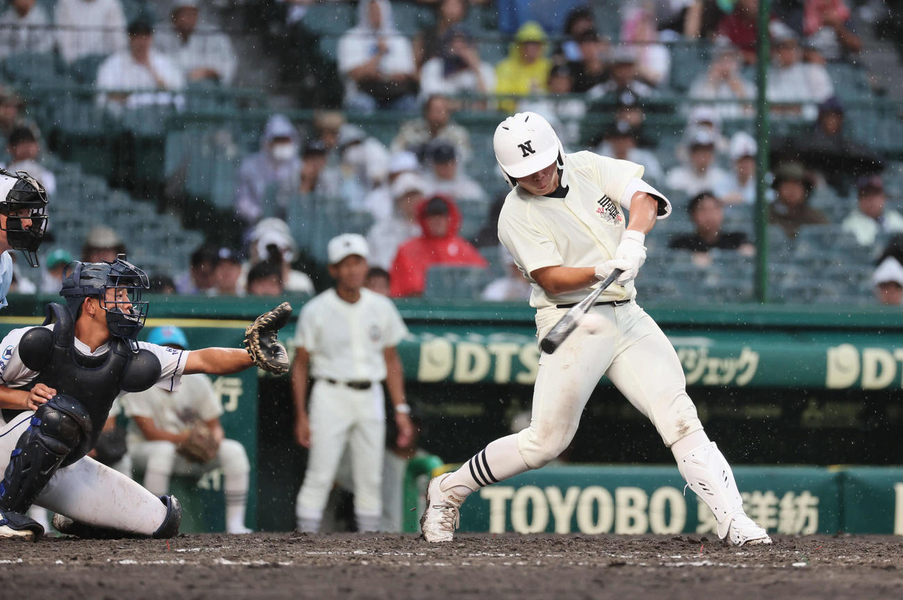 橋中央対日大三　3回裏日大三1死二塁、田中諒は中前適時打を放つ（撮影・宮崎幸一)