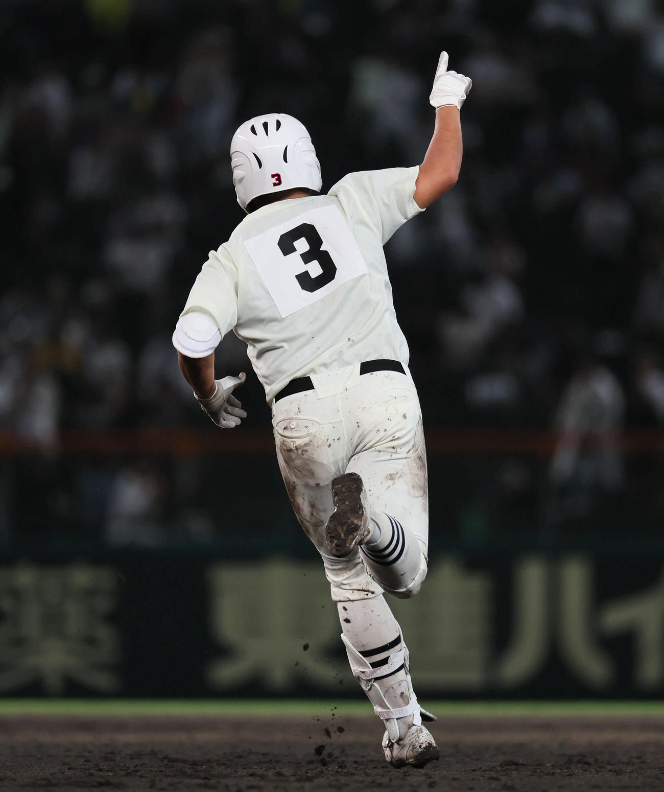 豊橋中央対日大三　8回裏日大三無死、田中諒は左中間に勝ち越し本塁打を放ち手を上げる（撮影・宮崎幸一)