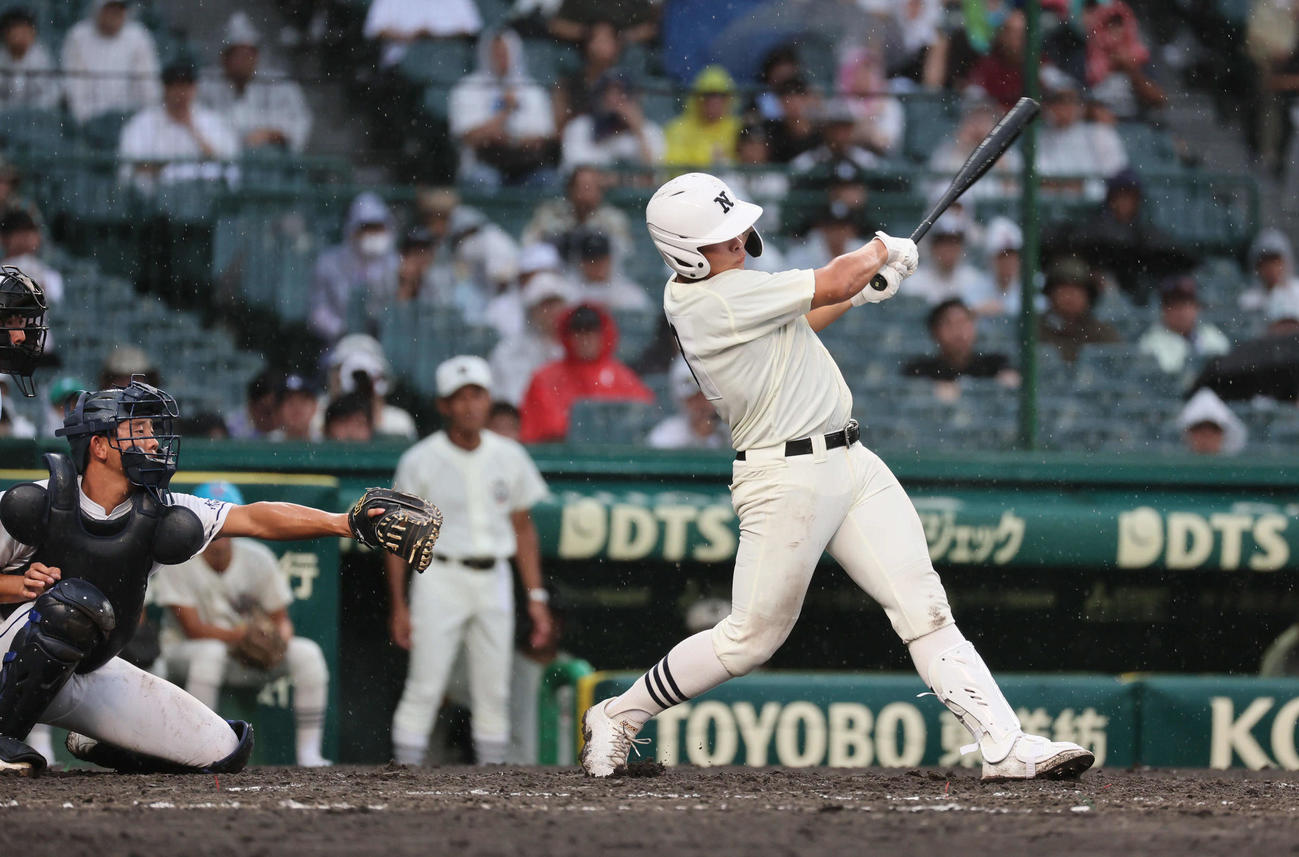 橋中央対日大三　3回裏日大三1死二塁、田中諒は中前適時打を放つ（撮影・宮崎幸一)