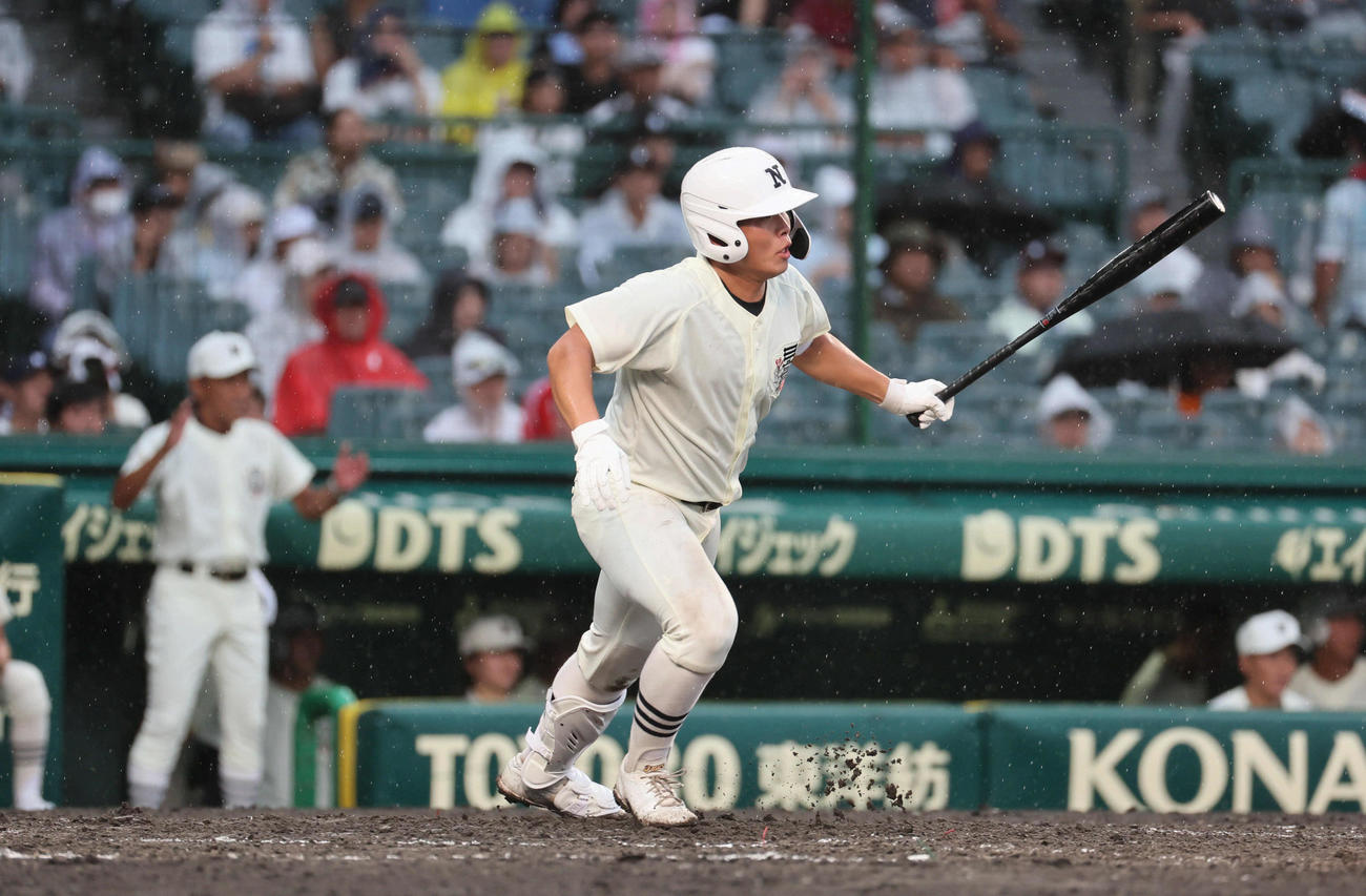 橋中央対日大三　3回裏日大三1死二塁、田中諒は中前適時打を放つ（撮影・宮崎幸一)