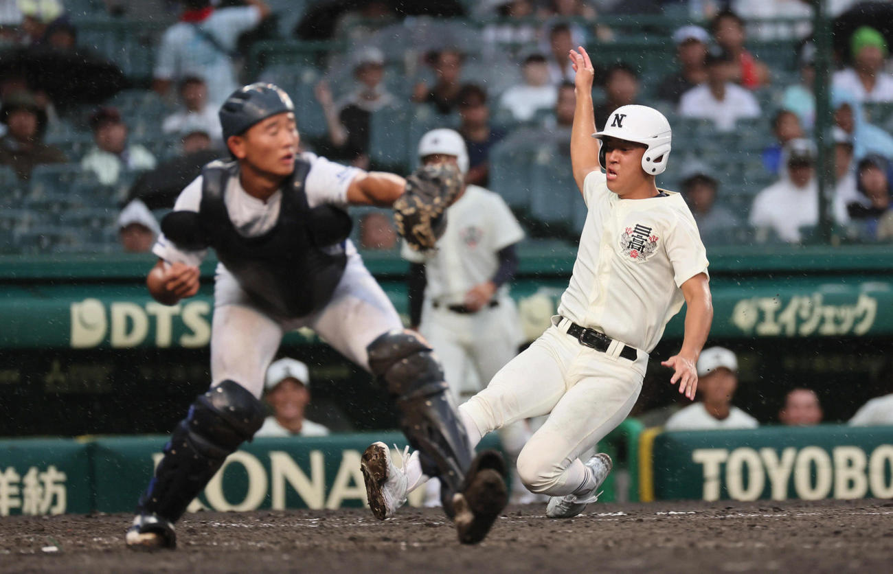 豊橋中央対日大三　3回裏日大三1死二塁、本間律輝は田中諒の中前適時打で生還する（撮影・宮崎幸一)