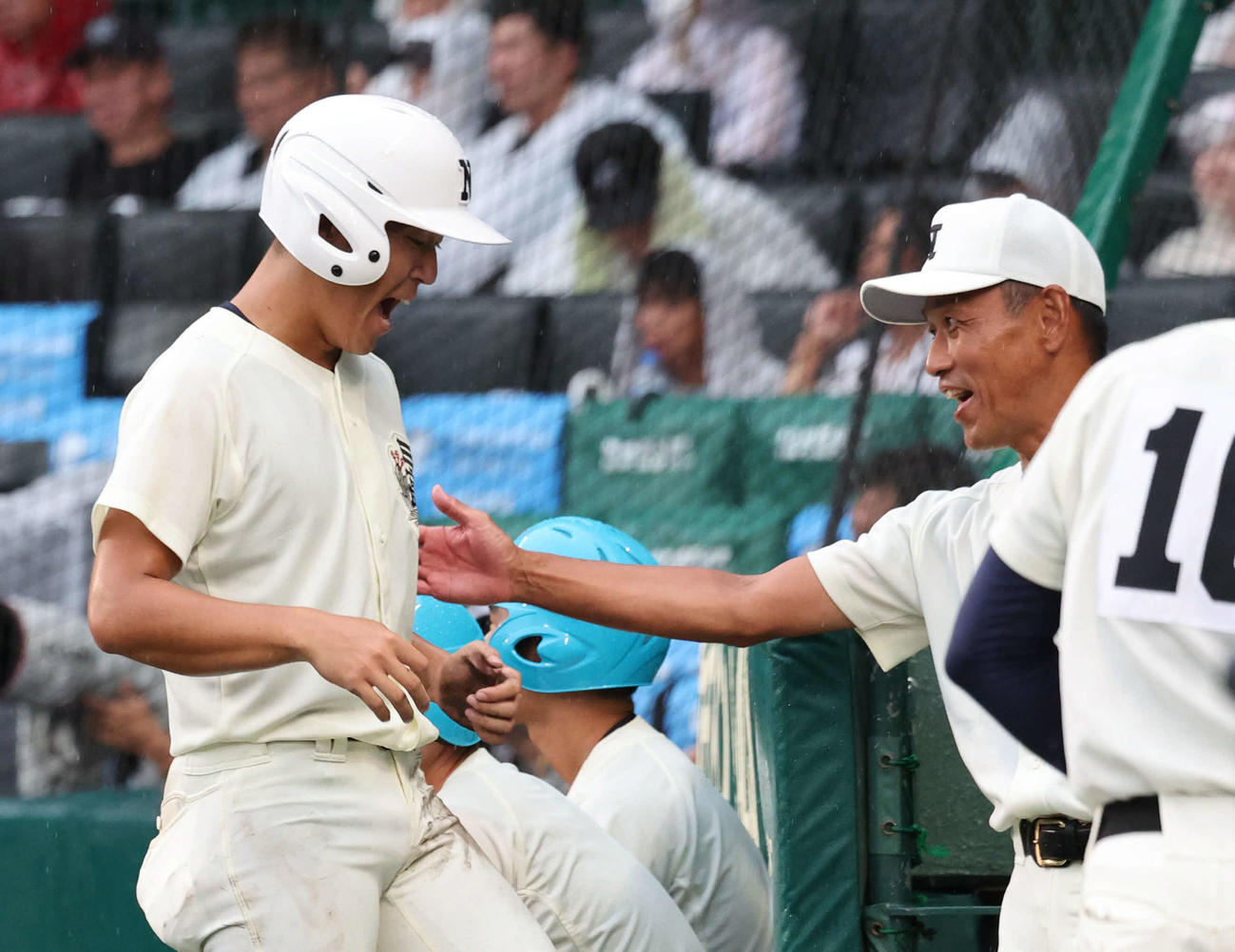 日大三対豊橋中央　3回裏日大三1死二塁、田中諒の適時打で生還した本間（左）を笑顔で迎える三木監督（撮影・西尾就之）