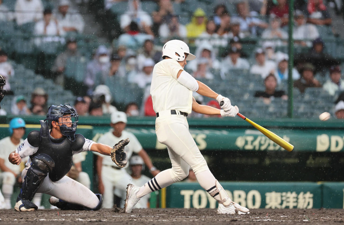 豊橋中央対日大三　3回裏日大三1死三塁、本間律輝は右越え先制適時二塁打を放つ（撮影・宮崎幸一)