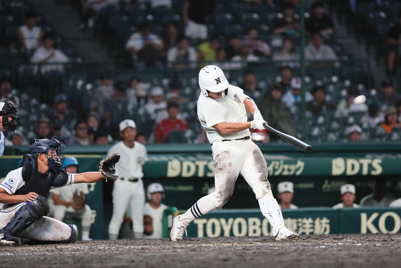 豊橋中央対日大三　8回裏日大三無死、田中諒は左中間に勝ち越し本塁打を放つ（撮影・宮崎幸一)
