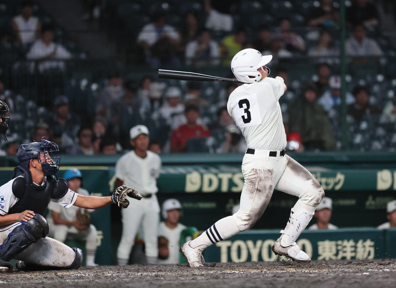 豊橋中央対日大三　8回裏日大三無死、田中諒は左中間に勝ち越し本塁打を放つ（撮影・宮崎幸一)