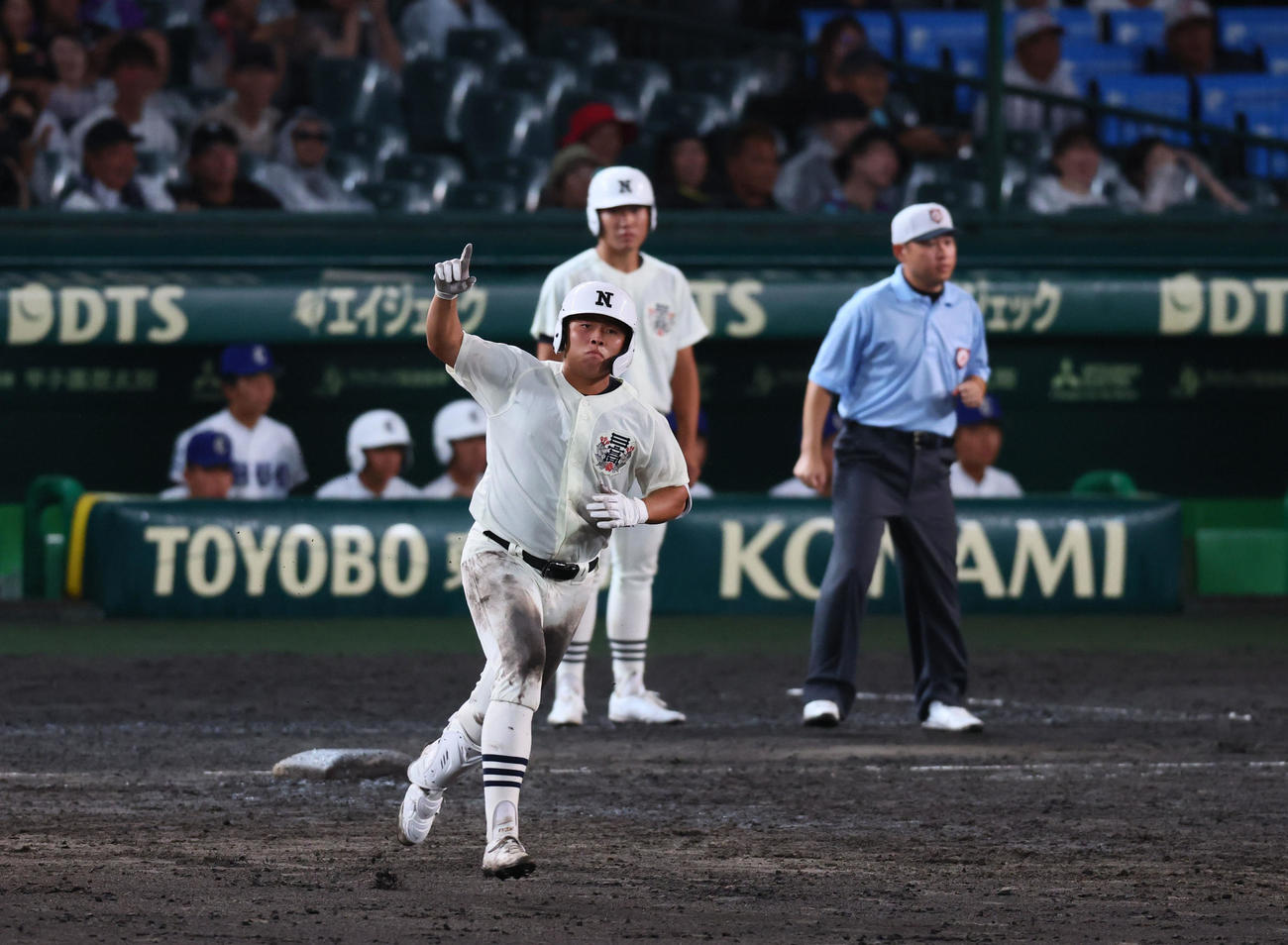 豊橋中央対日大三　8回裏日大三無死、田中は左越えに勝ち越し本塁打を放ち一塁を回る（撮影・藤尾明華）