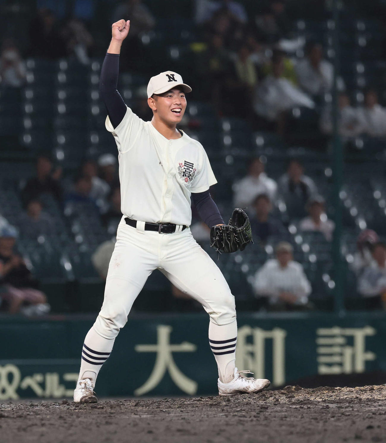 豊橋中央対日大三　日大三・近藤は勝利を決めてガッツポーズ（撮影・宮崎幸一)