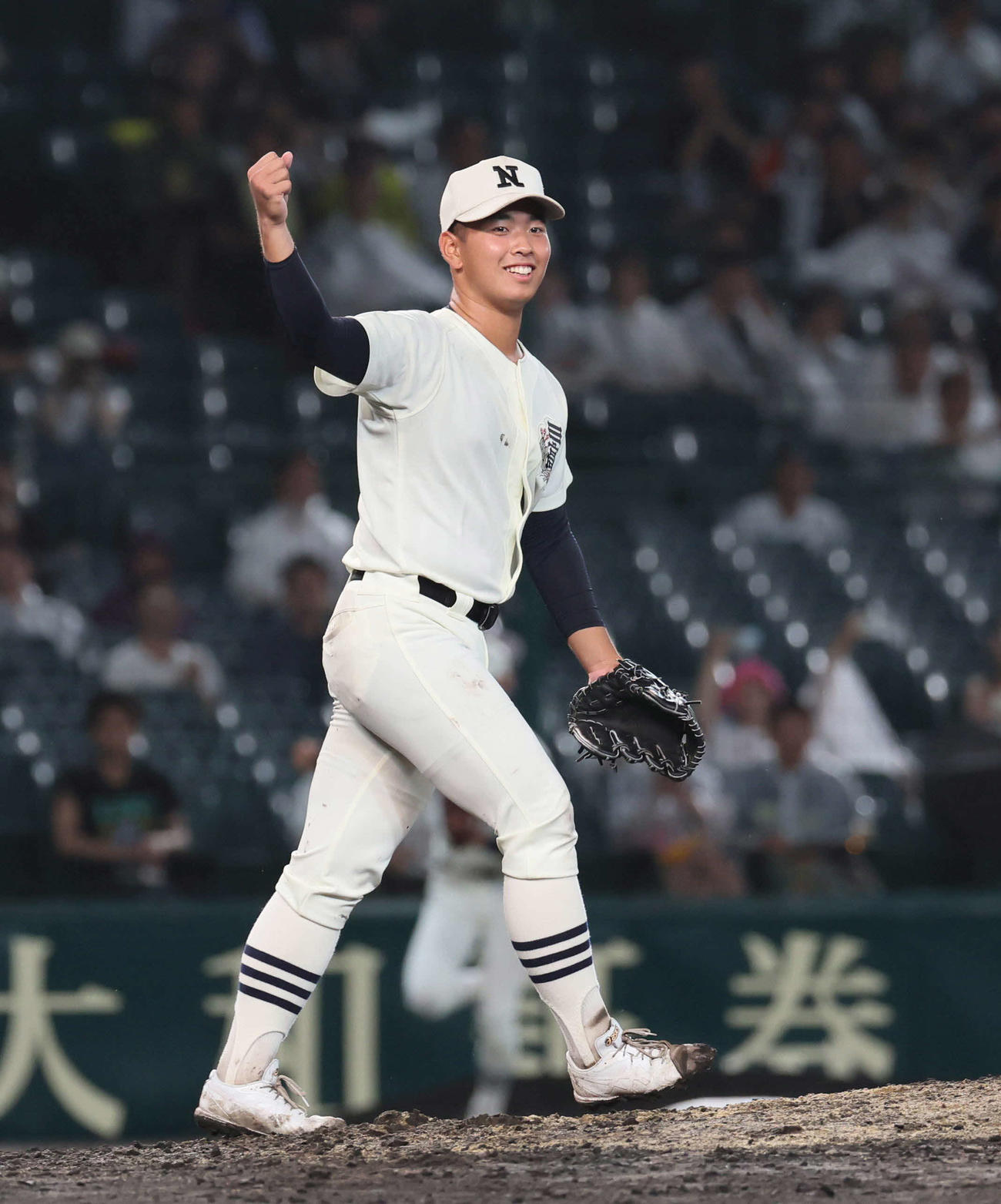豊橋中央対日大三　日大三・近藤優樹は勝利を決めてガッツポーズ（撮影・宮崎幸一)