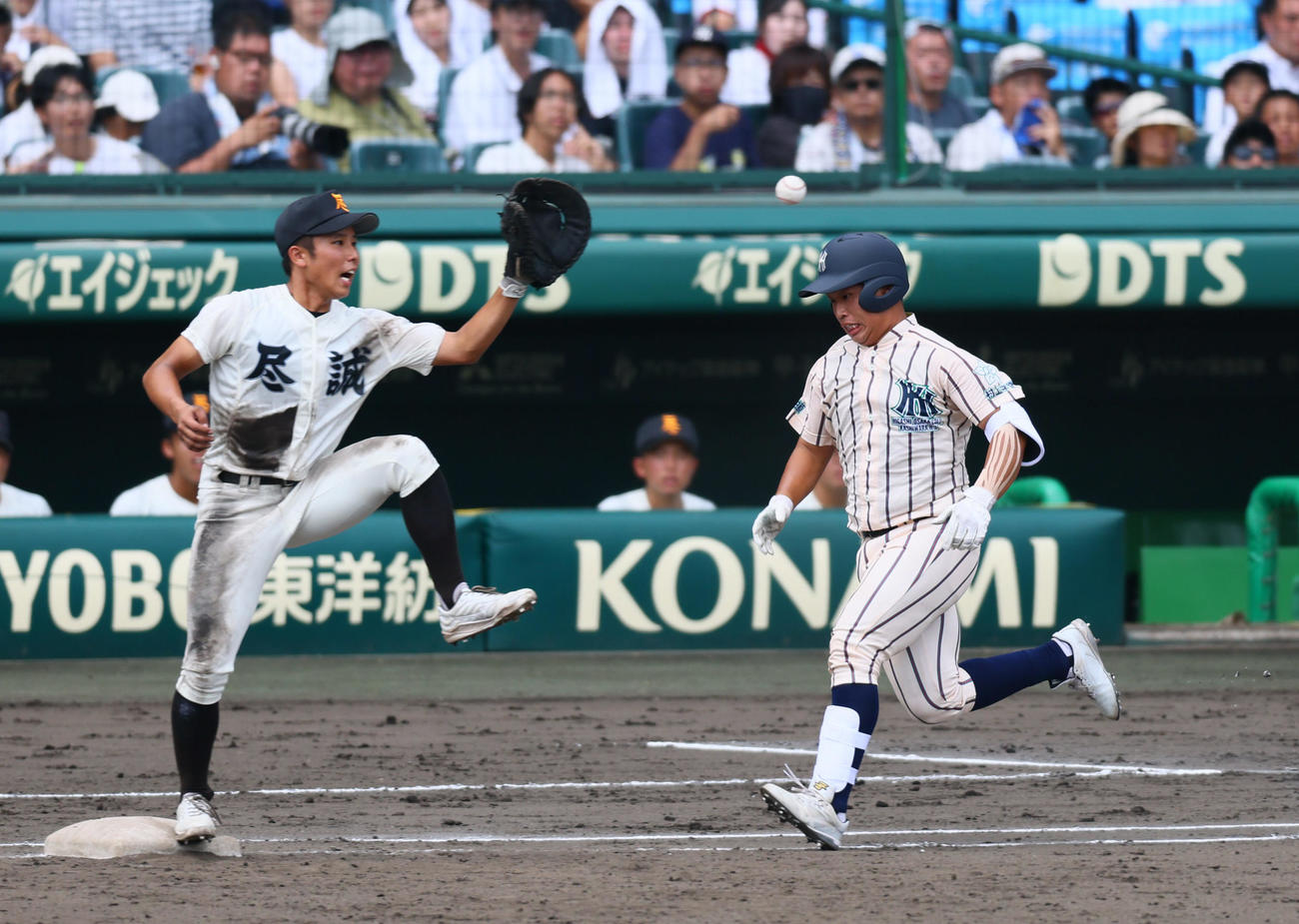 東大阪大柏原対尽誠学園　3回表東大阪大柏原1死、竹本は遊ゴロに倒れる（撮影・藤尾明華）