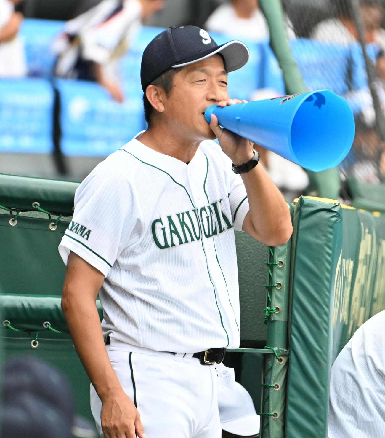 松商学園対岡山学芸館　ナインに声をかける岡山学芸館の佐藤貴博監督（撮影・石井愛子）
