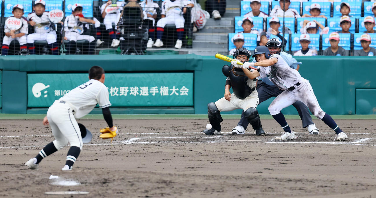 松商学園対岡山学芸館　8回裏岡山学芸館1死一、三塁、山田はスクイズ成功。投手加藤（撮影・加藤哉）