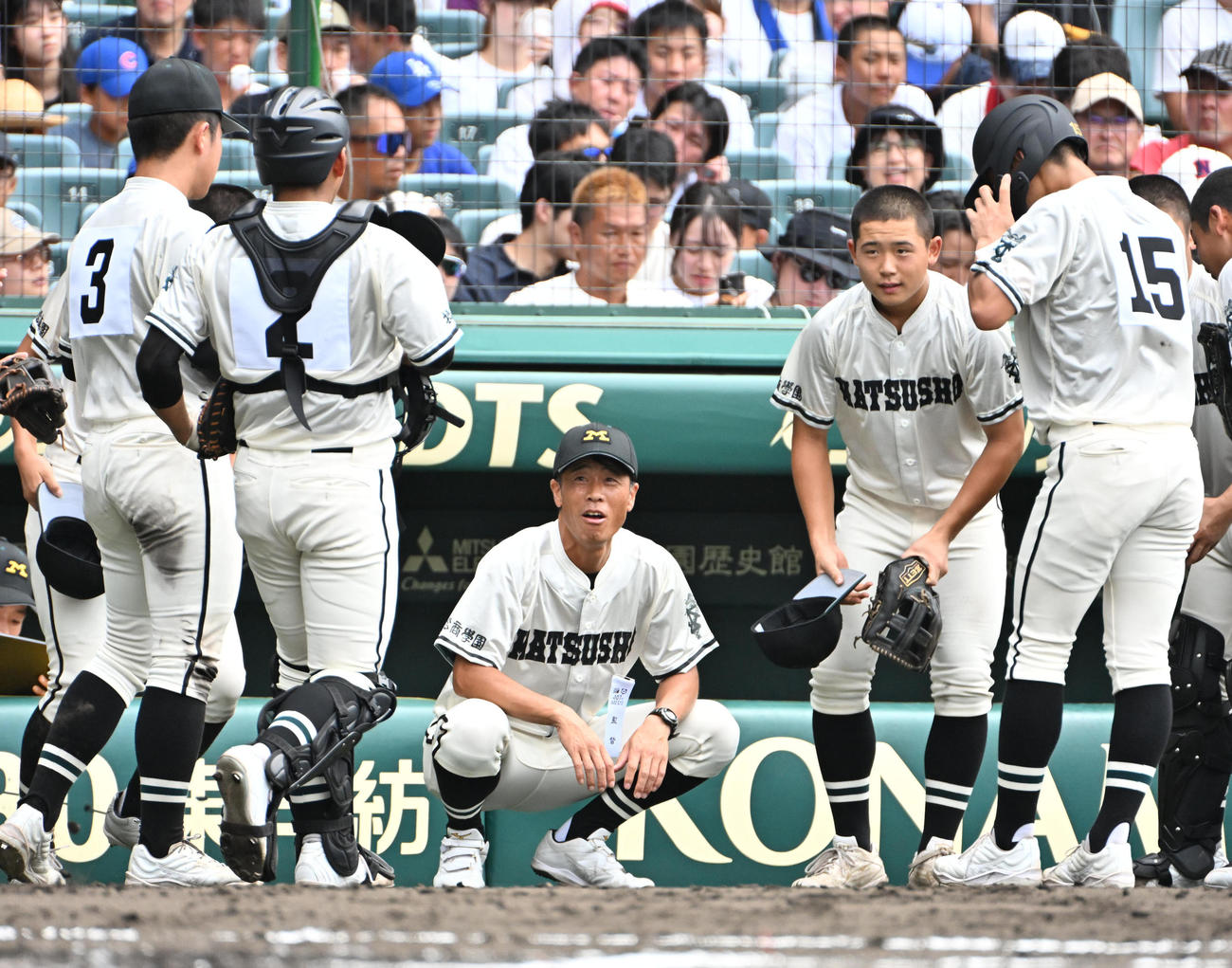 松商学園対岡山学芸館　ナインに声をかける松商学園の松宗勝監督（中央）（撮影・石井愛子）