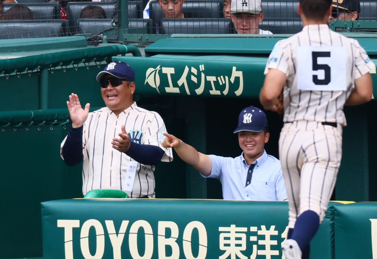 東大阪大柏原対尽誠学園　3回を終え、手をたたいて選手を出迎える東大阪大柏原・土井監督（撮影・藤尾明華）