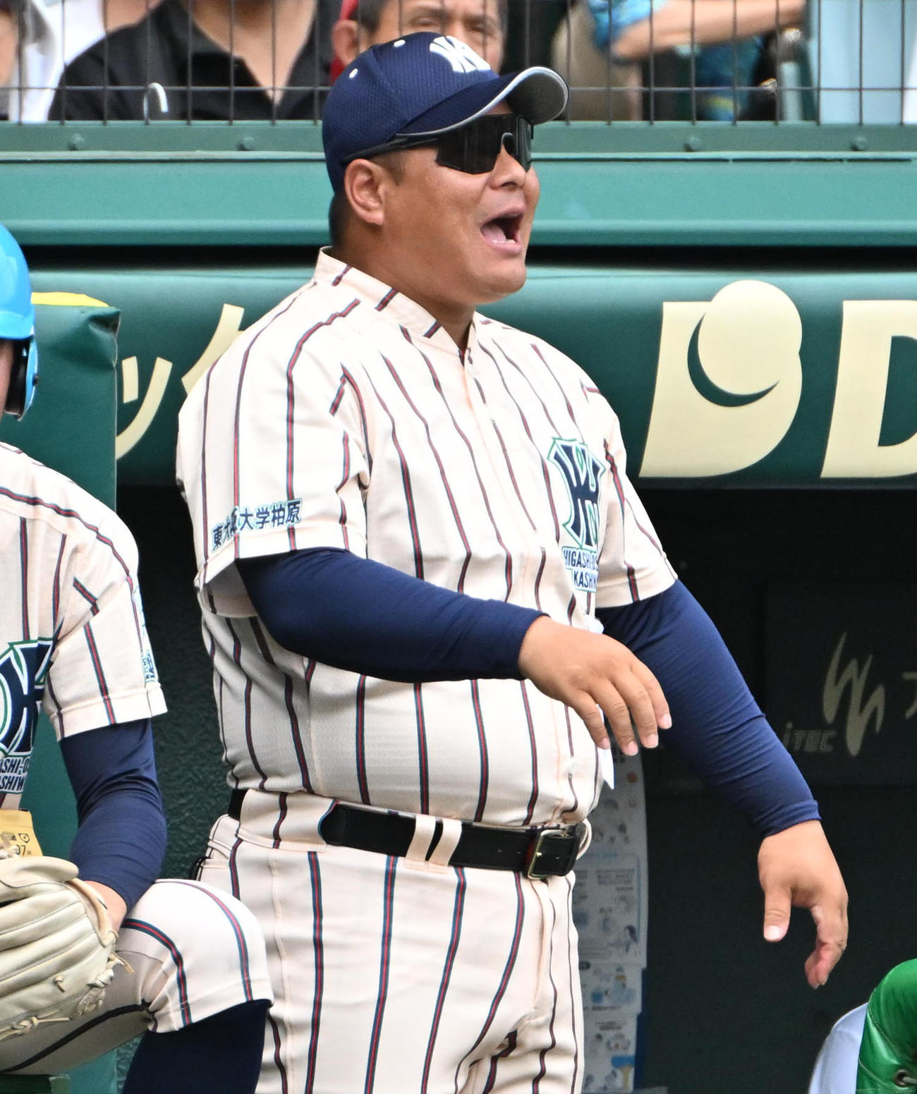 東大阪大柏原対尽誠学園　ナインに声をかける東大阪大柏原の土井健大監督（撮影・石井愛子）