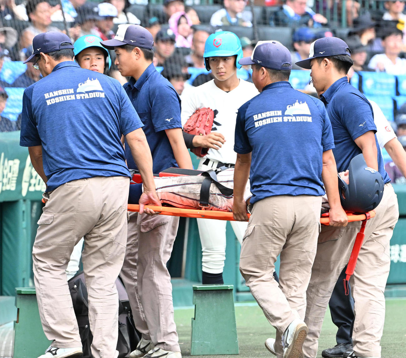 東大阪大柏原対尽誠学園　9回表東大阪大柏原無死、藤原颯大は安打を放ち倒れこみタンカで運ばれる（撮影・石井愛子）