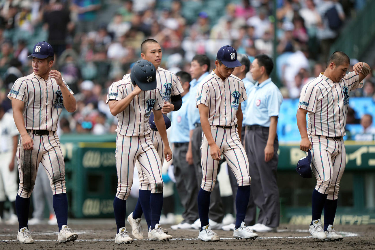 東大阪大柏原対尽誠学園　尽誠学園に敗れガックリする東大阪大柏原ナイン（撮影・小島史椰）