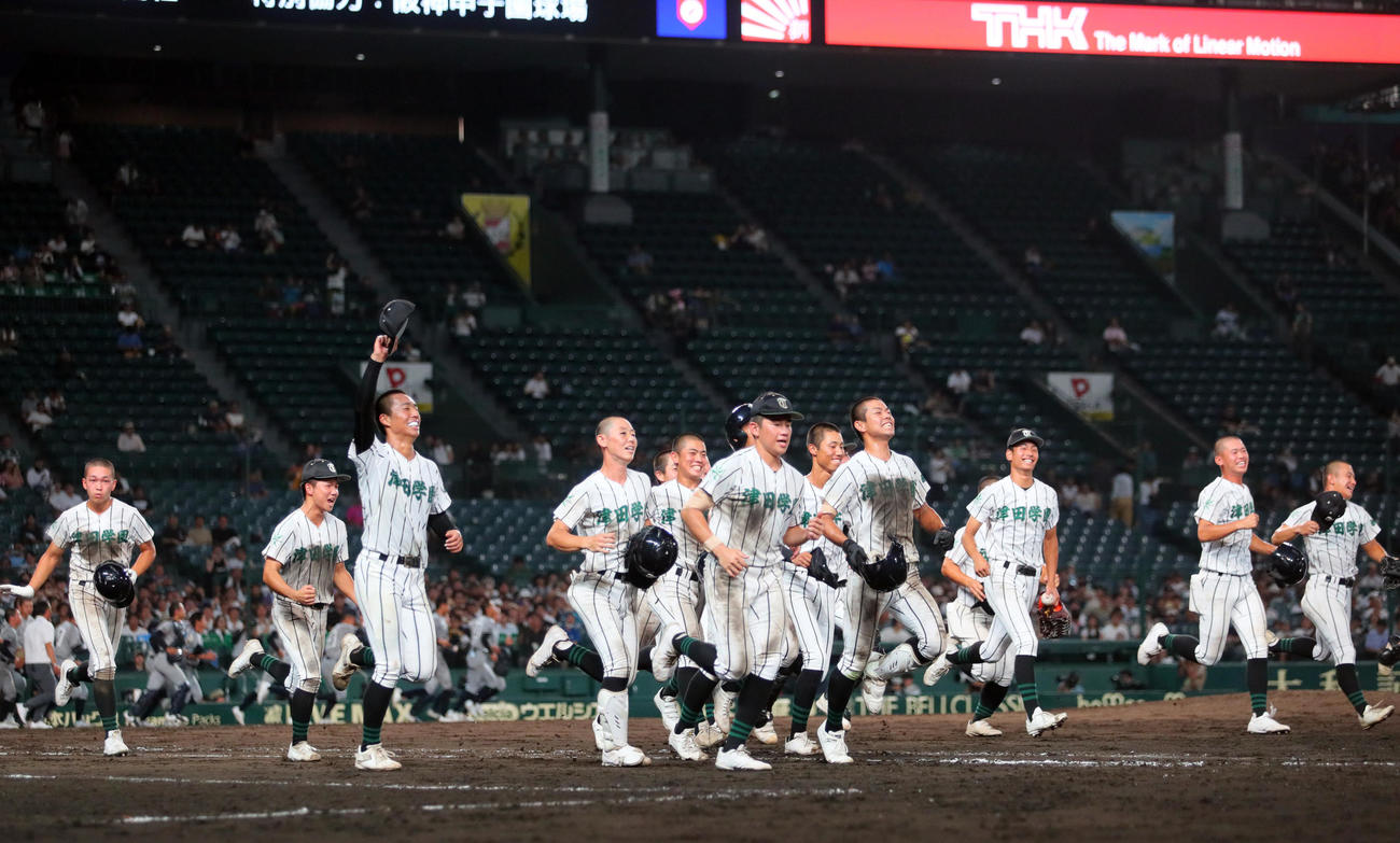 8月7日　叡明対津田学園　叡明に勝利し、スタンドの応援団の元へ駆け出す津田学園ナイン