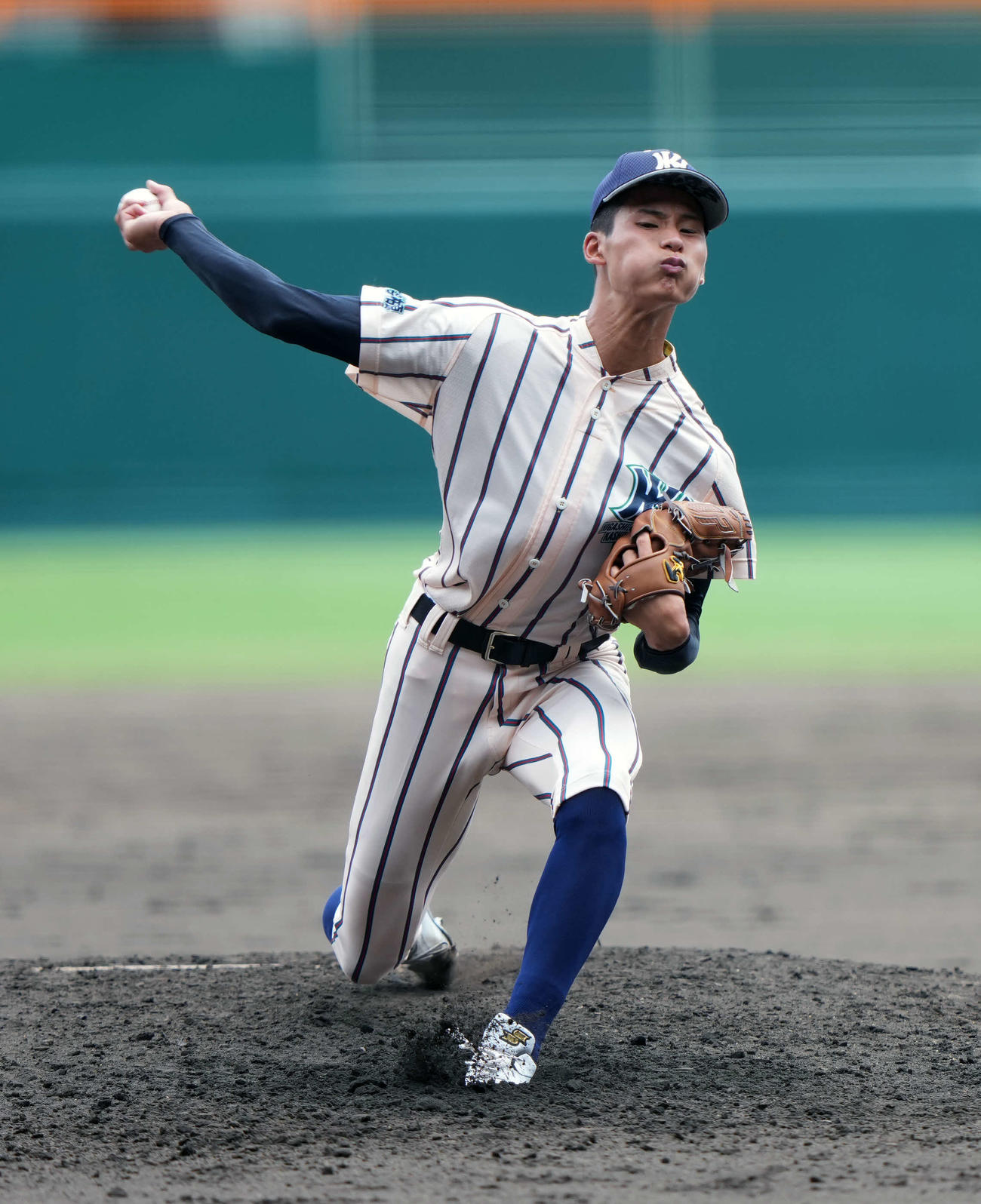 東大阪大柏原対尽誠学園　力投する東大阪大柏原先発の川崎（撮影・小島史椰）