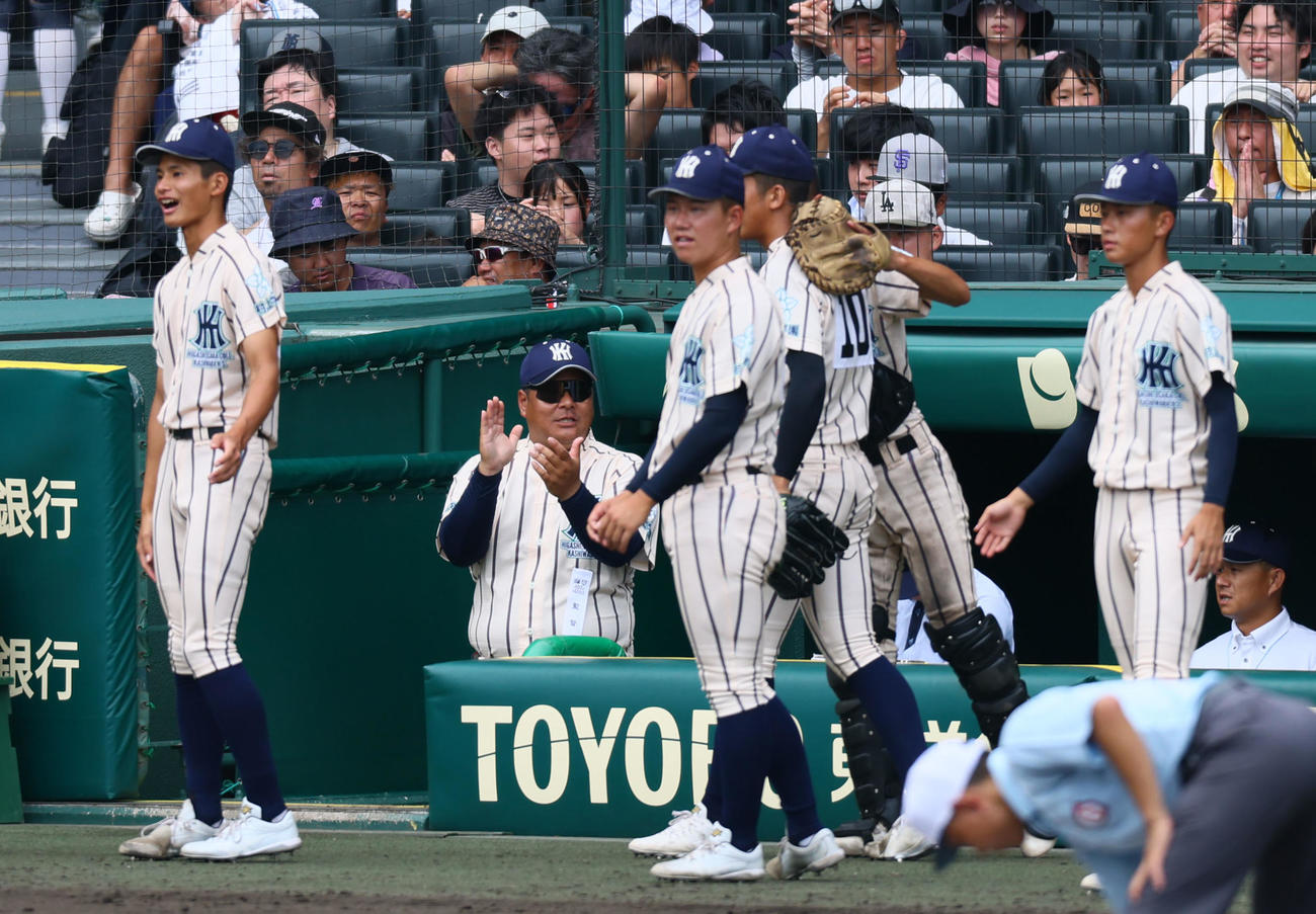東大阪大柏原対尽誠学園　8回、ナインを迎える東大阪大柏原・土井監督（撮影・藤尾明華）