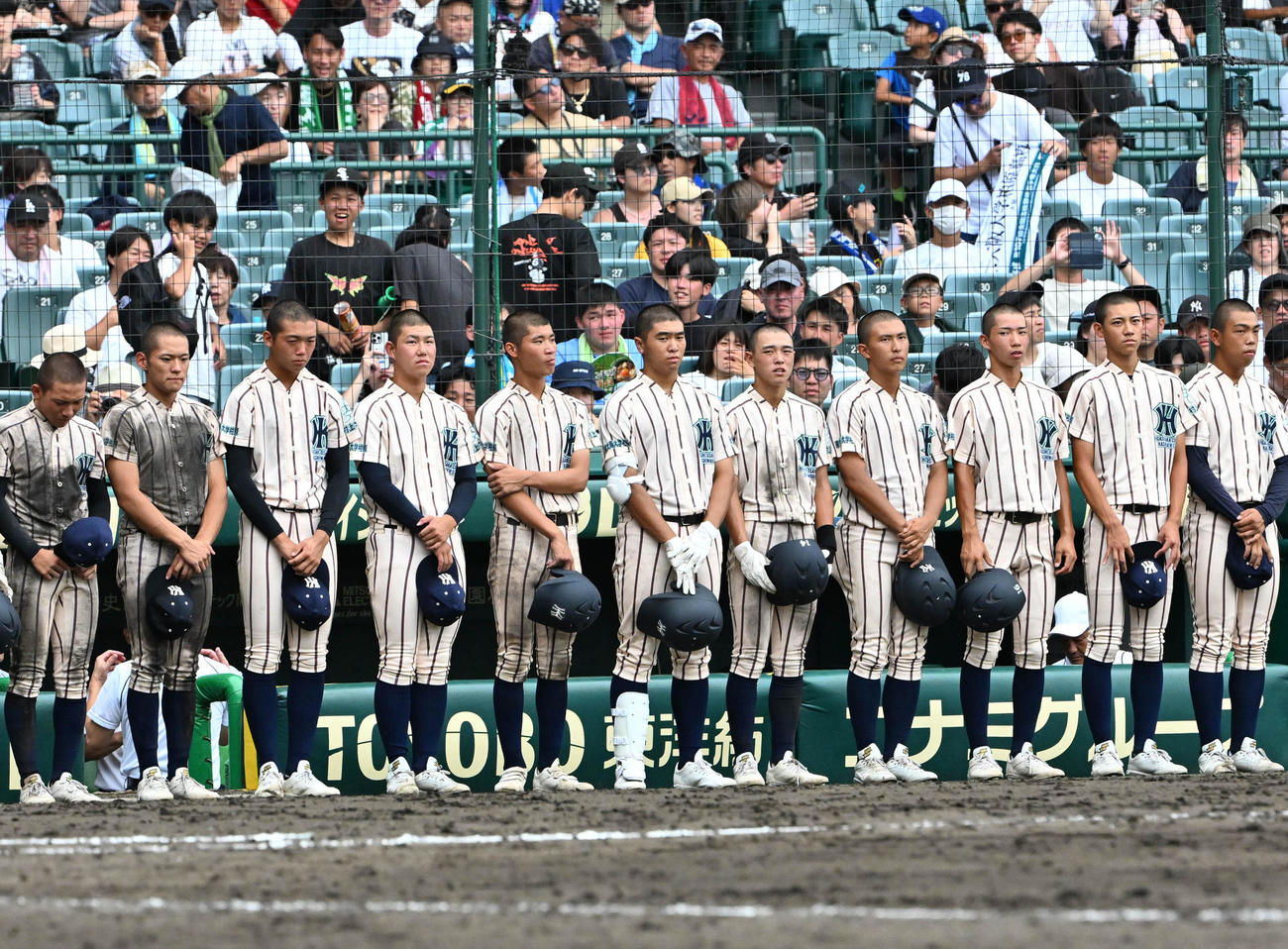 東大阪大柏原対尽誠学園　尽誠学園に負け肩を落とす東大阪大柏原ナイン（撮影・石井愛子）