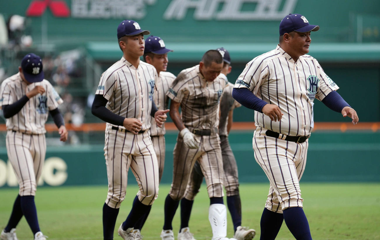 東大阪大柏原対尽誠学園　尽誠学園に敗れガックリする東大阪大柏原ナイン（撮影・小島史椰）