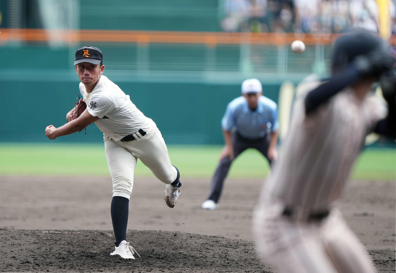 東大阪大柏原対尽誠学園　力投する尽誠学園先発の広瀬（撮影・小島史椰）