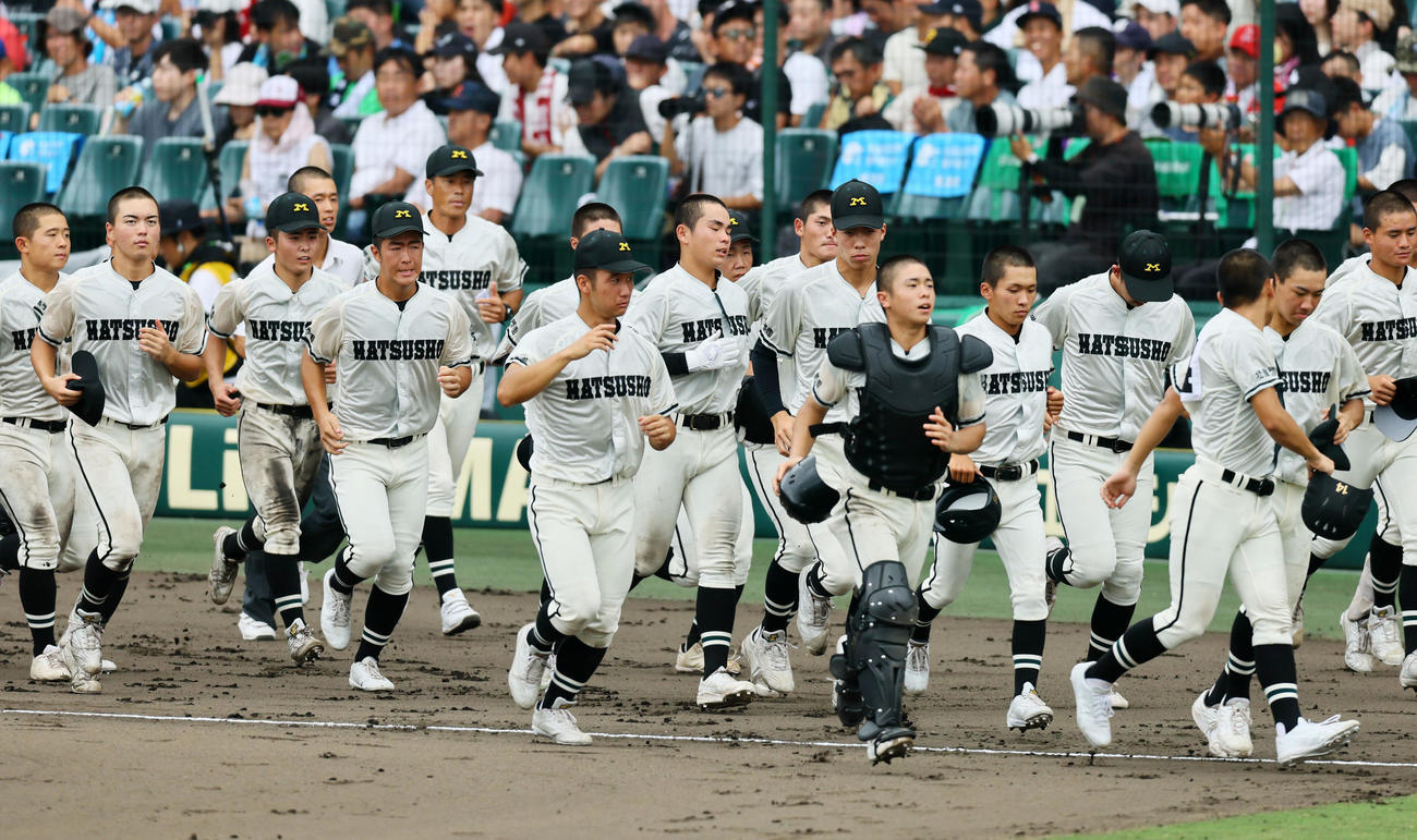 松商学園対岡山学芸館　岡山学芸館に敗れアルプススタンドの応援団へあいさつに向かう松商学園ナイン（撮影・加藤哉）