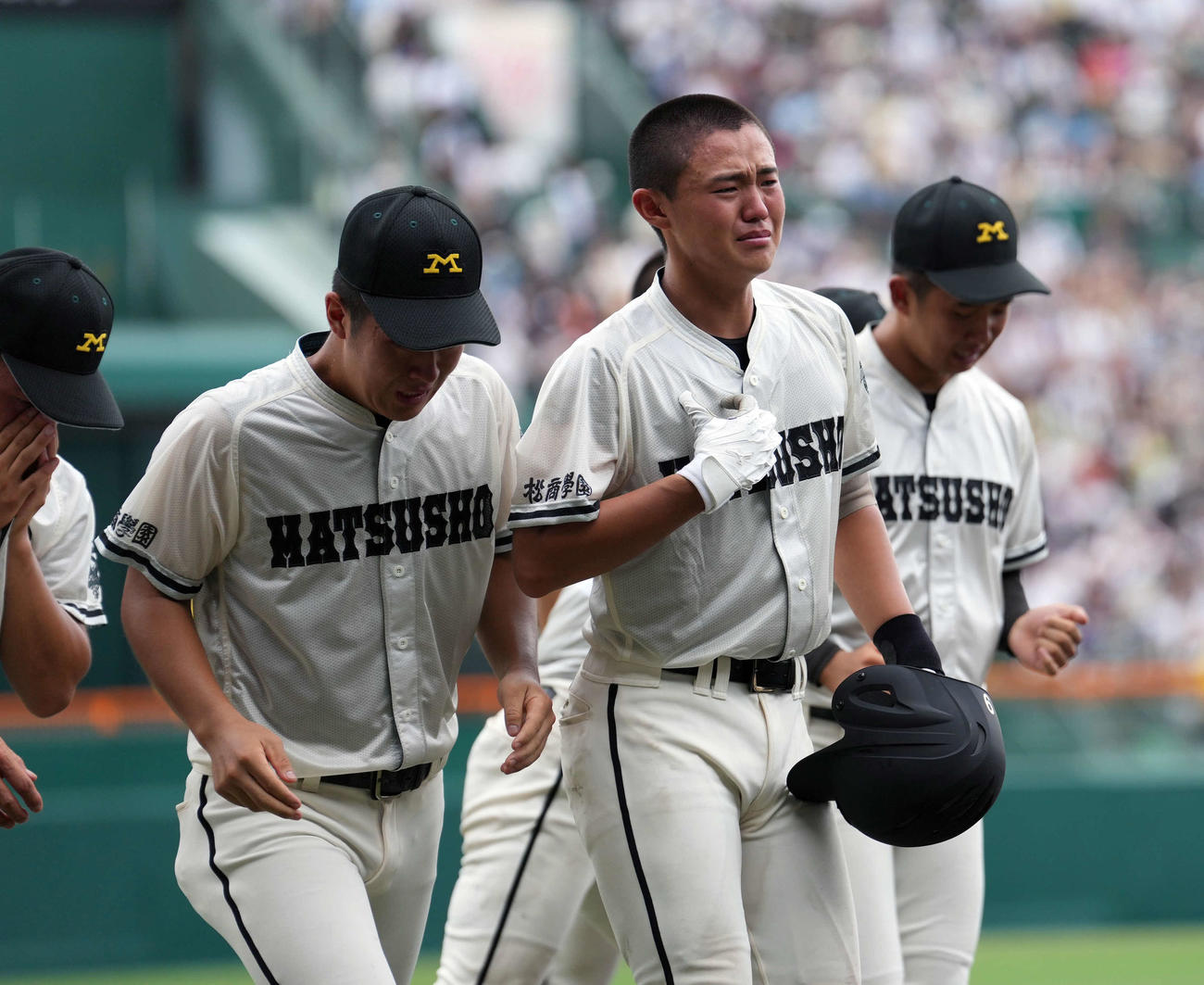 松商学園対岡山学芸館　岡山学芸館に敗れガックリする松商学園ナイン（撮影・小島史椰）
