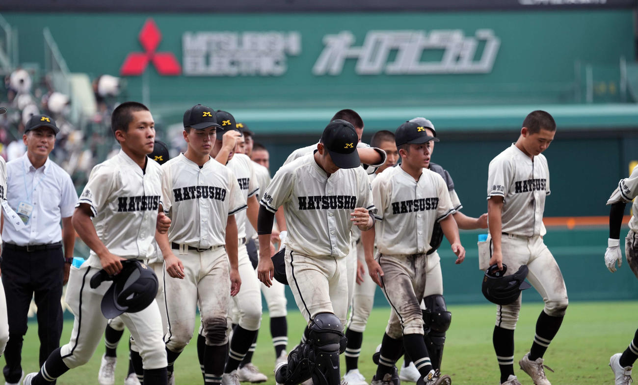 松商学園対岡山学芸館　岡山学芸館に敗れガックリする松商学園ナイン（撮影・小島史椰）