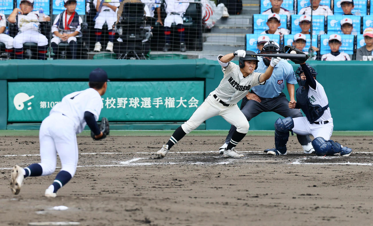 松商学園対岡山学芸館　2回表松商学園1死一、三塁、久保田はスクイズバント失敗。投手青中（撮影・加藤哉）
