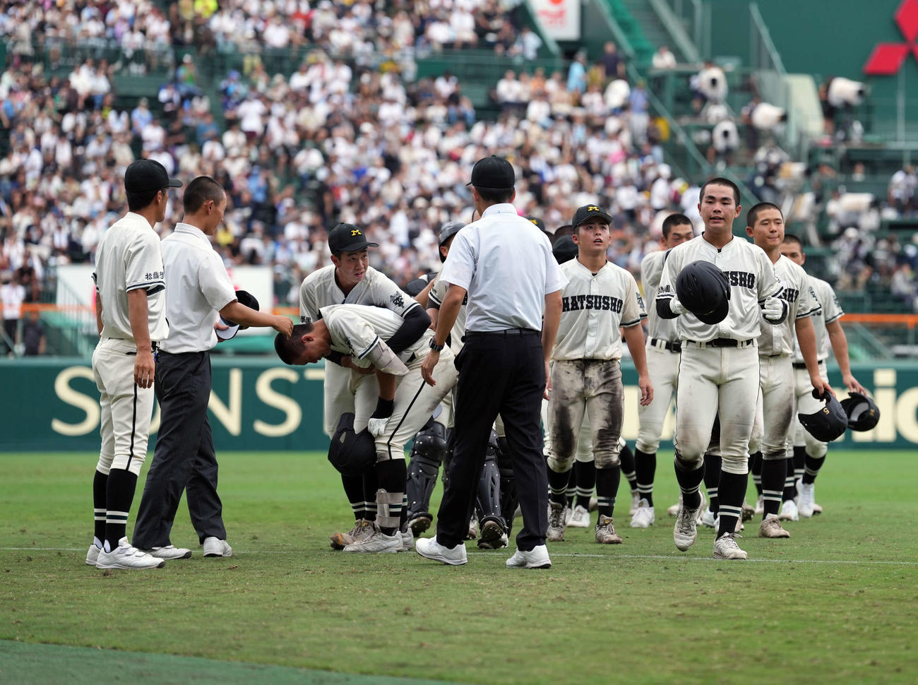 松商学園対岡山学芸館　岡山学芸館に敗れガックリする松商学園ナイン（撮影・小島史椰）