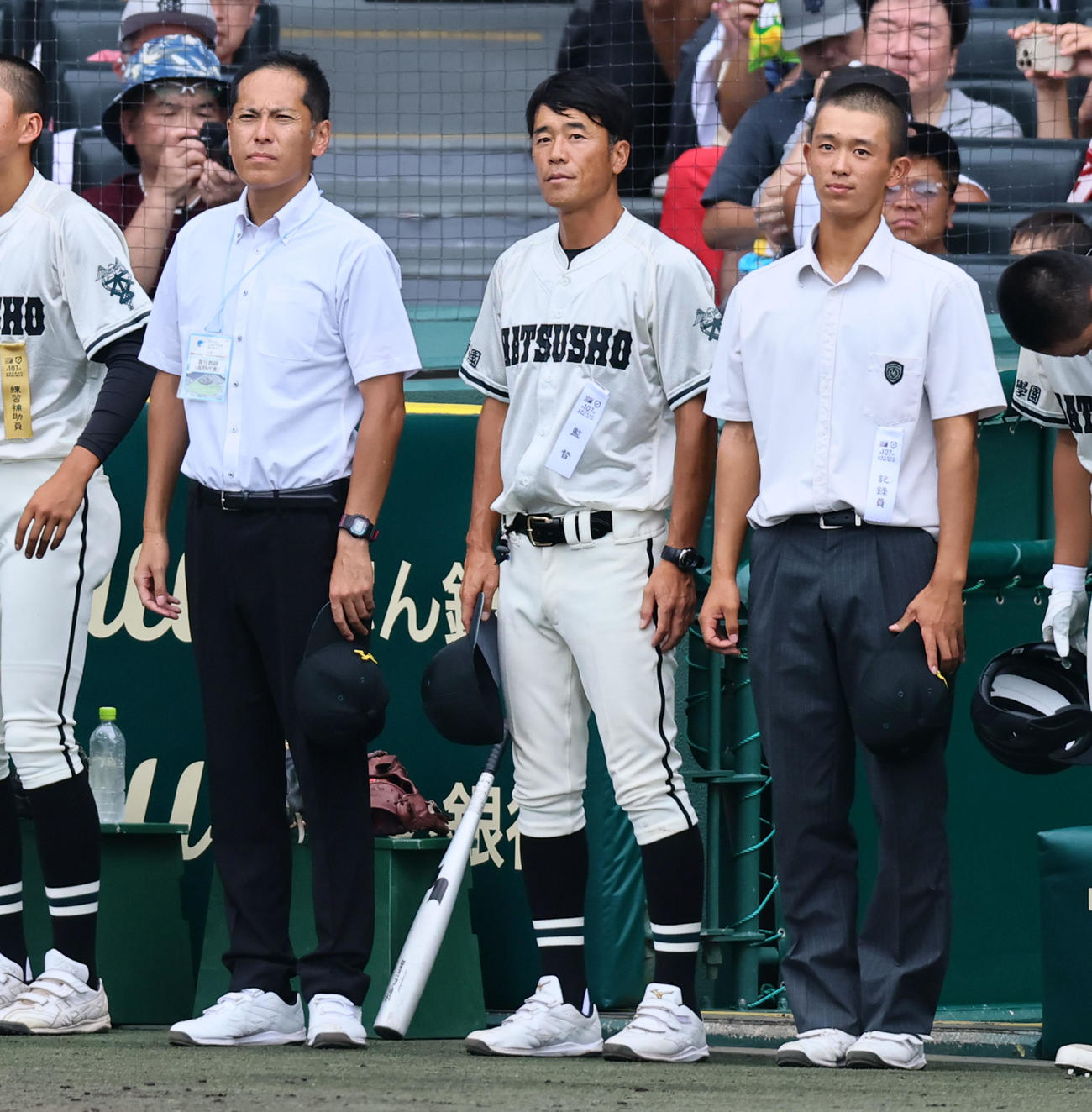 松商学園対岡山学芸館　岡山学芸館に敗れ整列する松商学園の松宗監督（中央）（撮影・加藤哉）