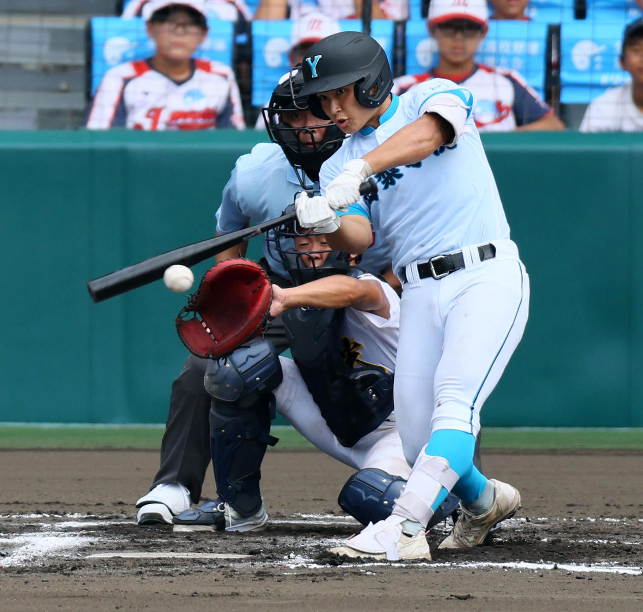 聖光学院対山梨学院　6回裏山梨学院1死一、二塁、田村は左前適時打を放つ（撮影・加藤哉）