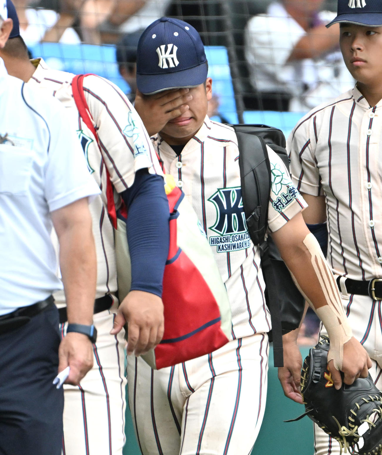 第107回全国高校野球選手権大会・7日目　東大阪大柏原対尽誠学園　尽誠学園に負け甲子園球場をあとにする東大阪大柏原・竹本歩夢（撮影・石井愛子）