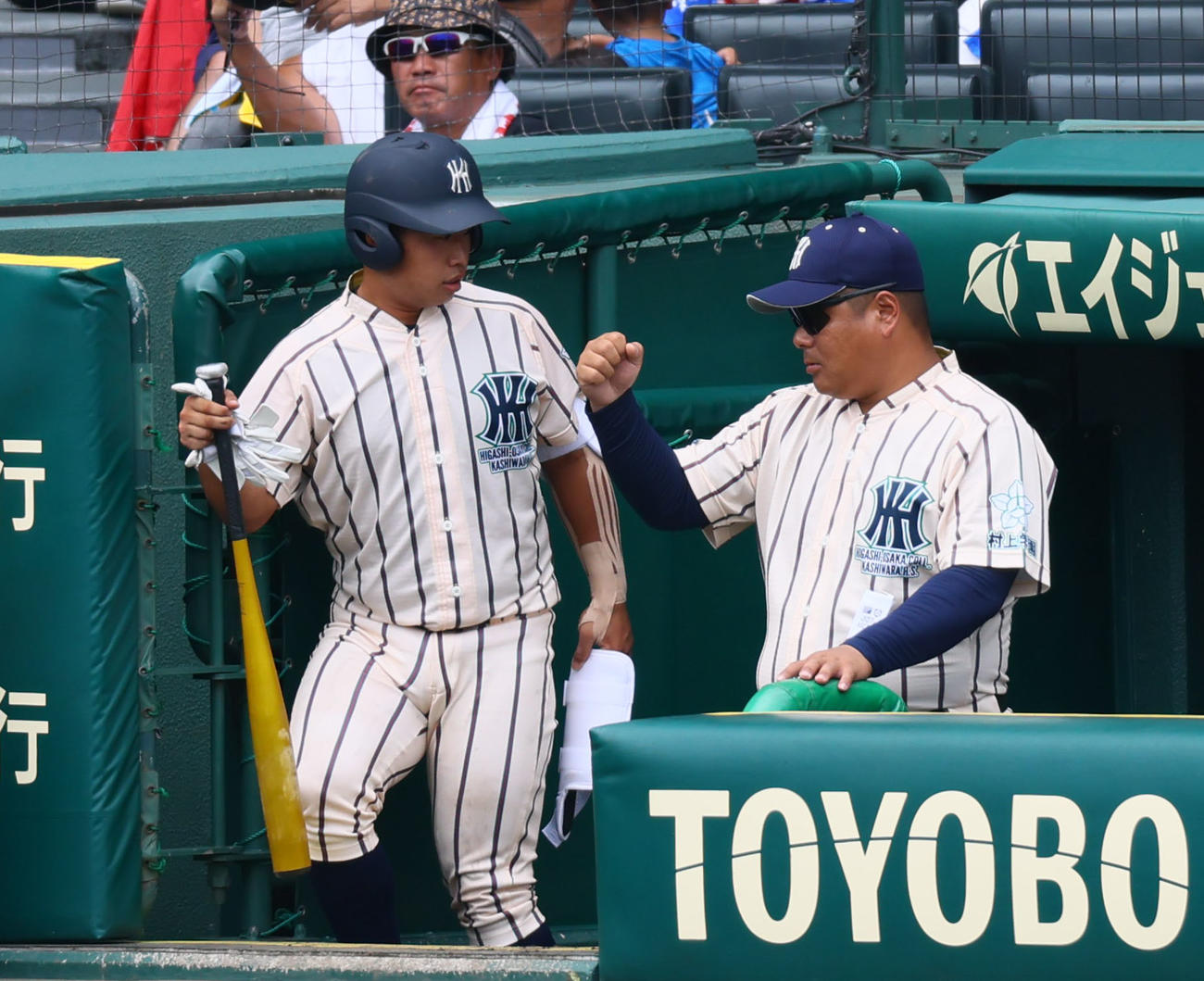 東大阪大柏原対尽誠学園　5回、ベンチで土井監督と話しする東大阪大柏原・竹本。そのまま交代となる（撮影・藤尾明華）