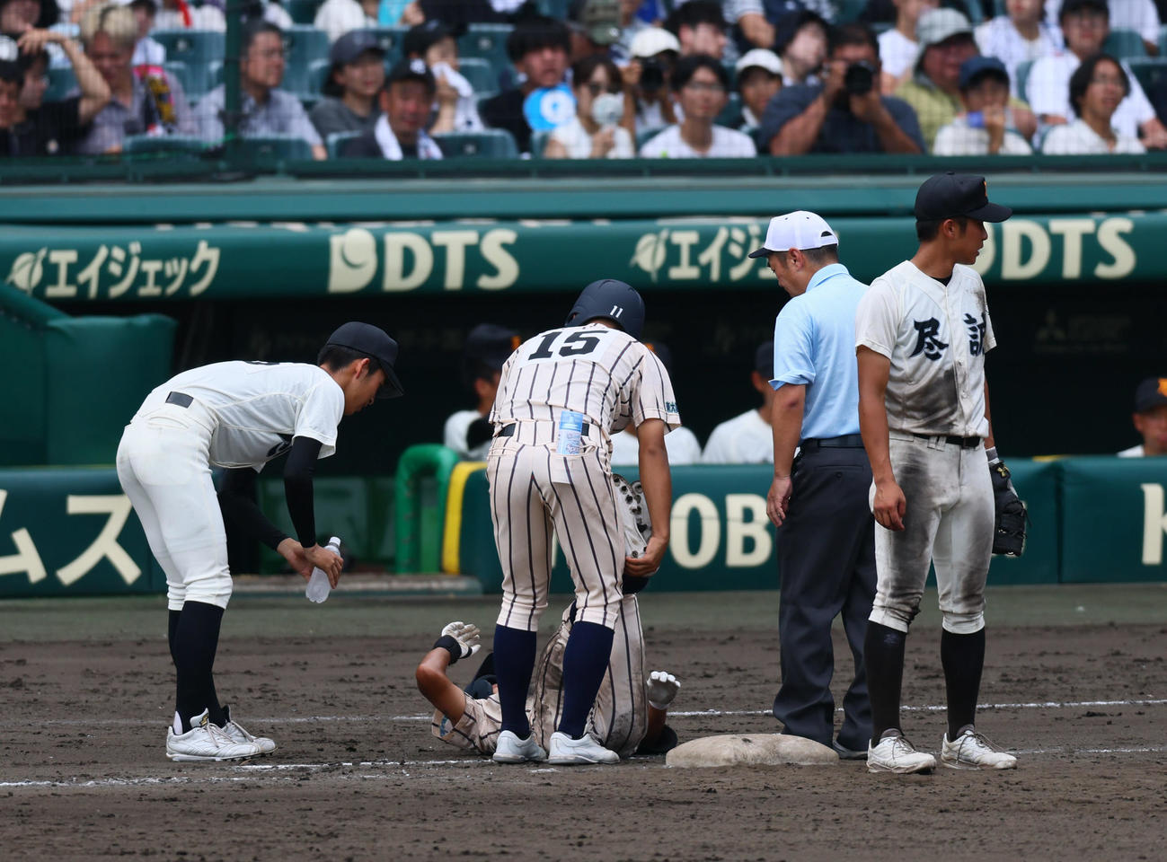 東大阪大柏原対尽誠学園　9回表東大阪大柏原無死、藤原は安打を放つも倒れ込む（撮影・藤尾明華）