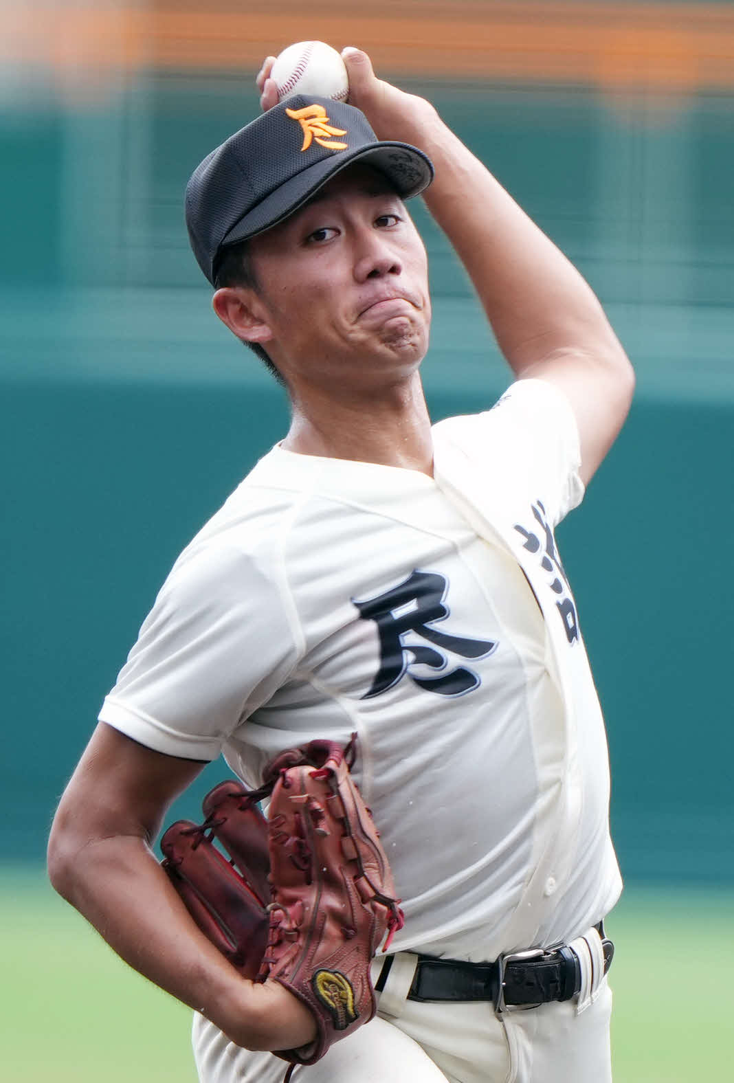 東大阪大柏原対尽誠学園　力投する尽誠学園先発の広瀬（撮影・小島史椰）