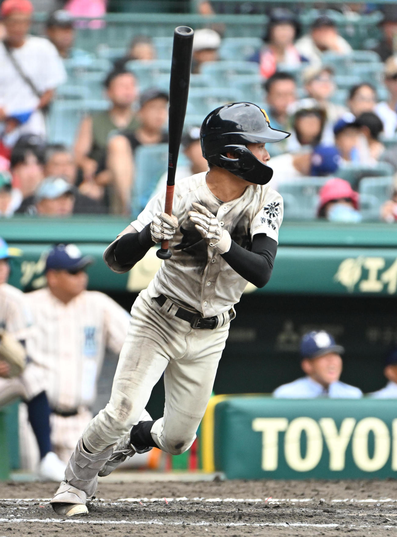 東大阪大柏原対尽誠学園　5回裏尽誠学園2死一、二塁　木下立晴は左適時打を放つ（撮影・石井愛子）