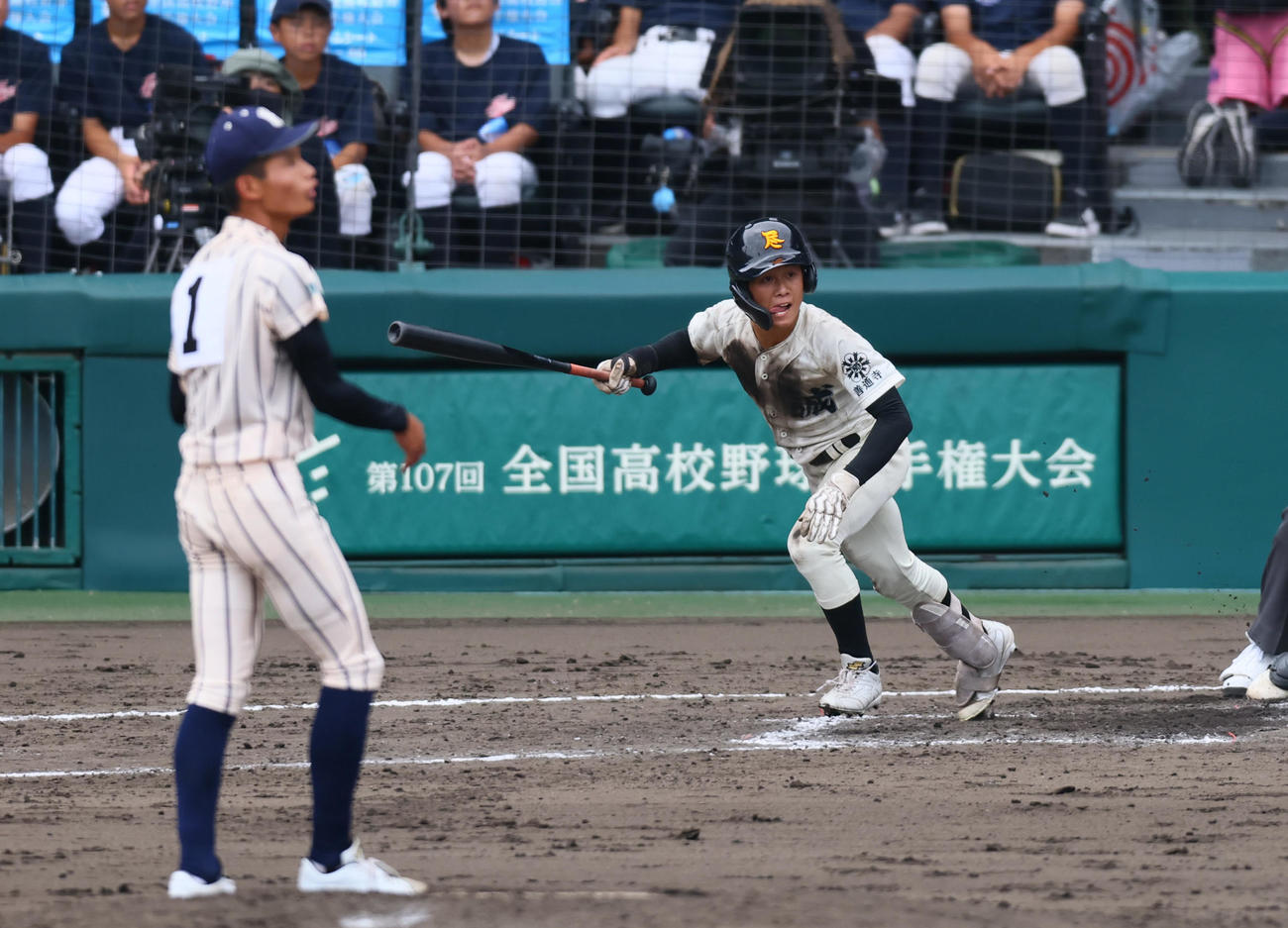 東大阪大柏原対尽誠学園　5回裏尽誠学園2死一、二塁、木下は左前に先制適時打を放つ。川崎（撮影・藤尾明華）
