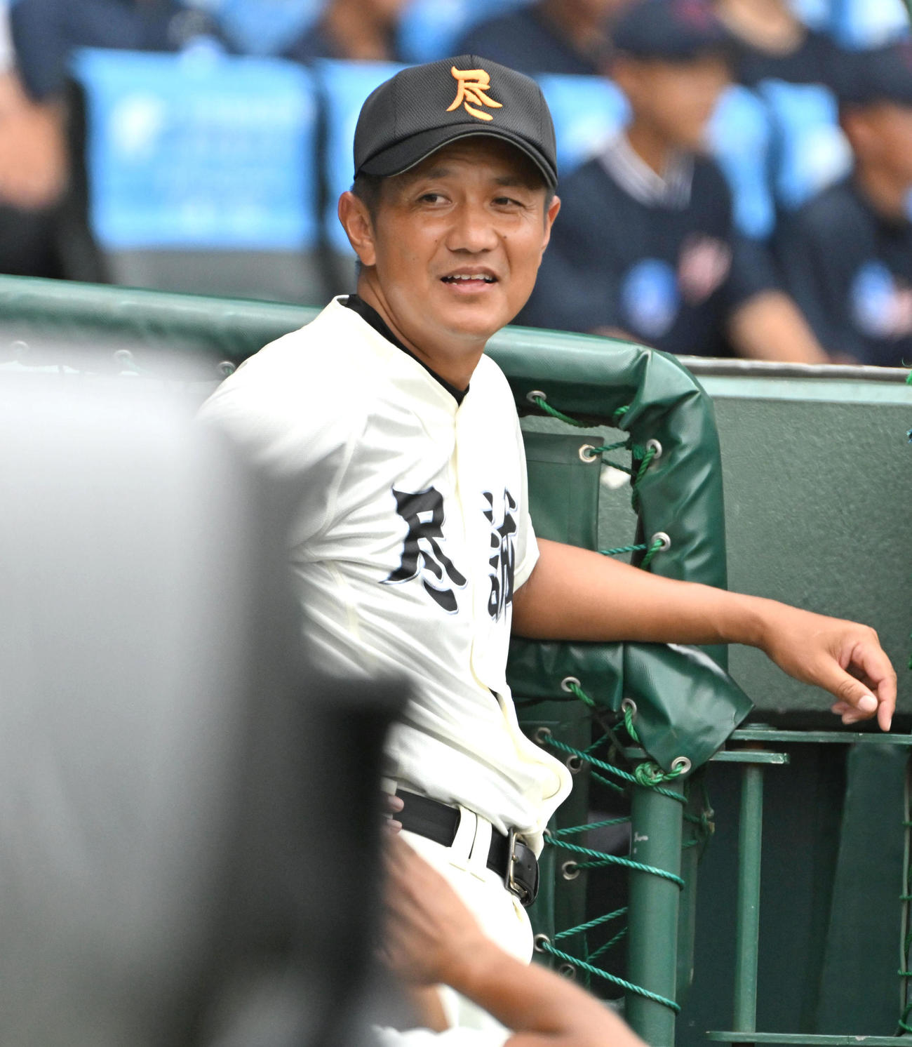 東大阪大柏原対尽誠学園　試合を見守る尽誠学園の西村太監督（撮影・石井愛子）