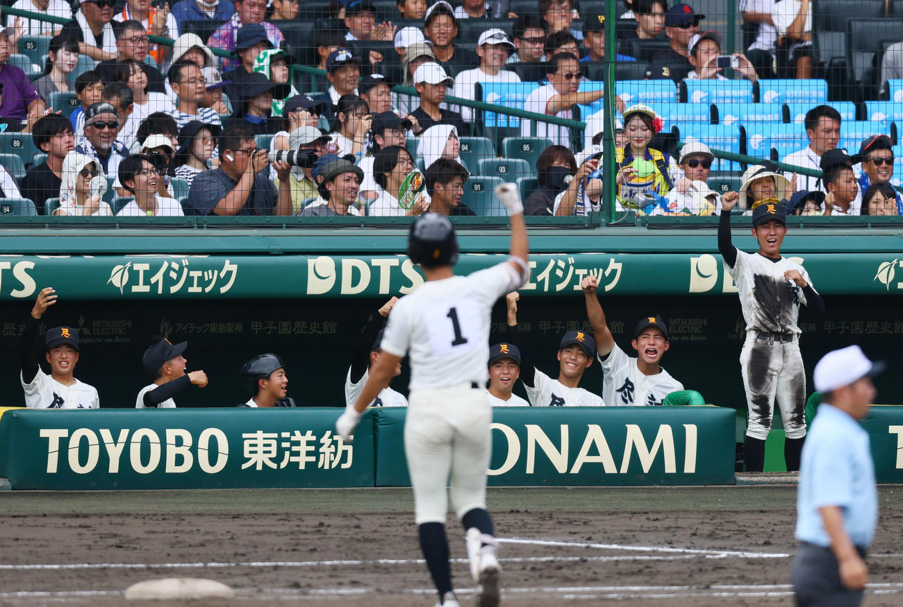 東大阪大柏原対尽誠学園　5回裏尽誠学園2死満塁、広瀬の2点適時打に喜ぶ尽誠学園ナイン（撮影・藤尾明華）