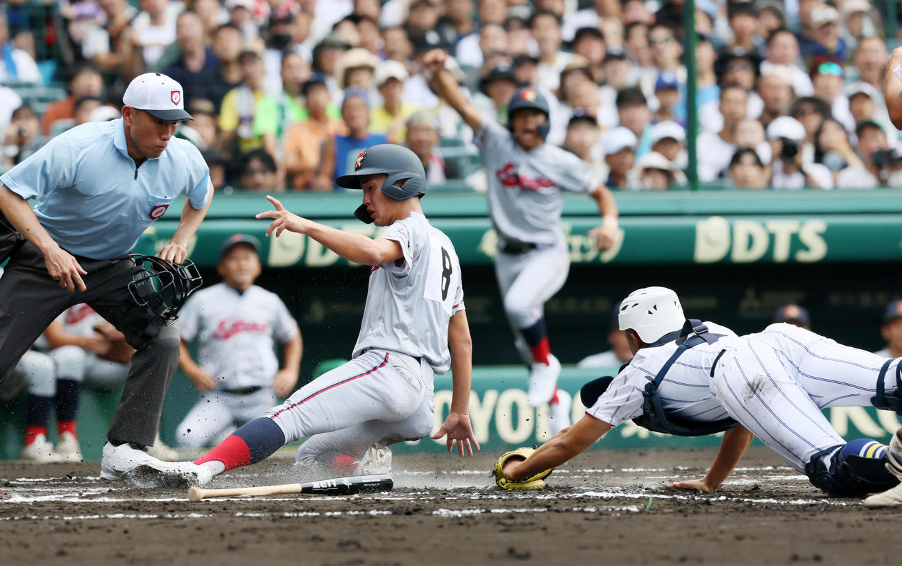京都国際対健大高崎　1回裏京都国際1死一、三塁、清水のセーフティースクイズで生還する三塁走者長谷川颯（撮影・加藤哉）