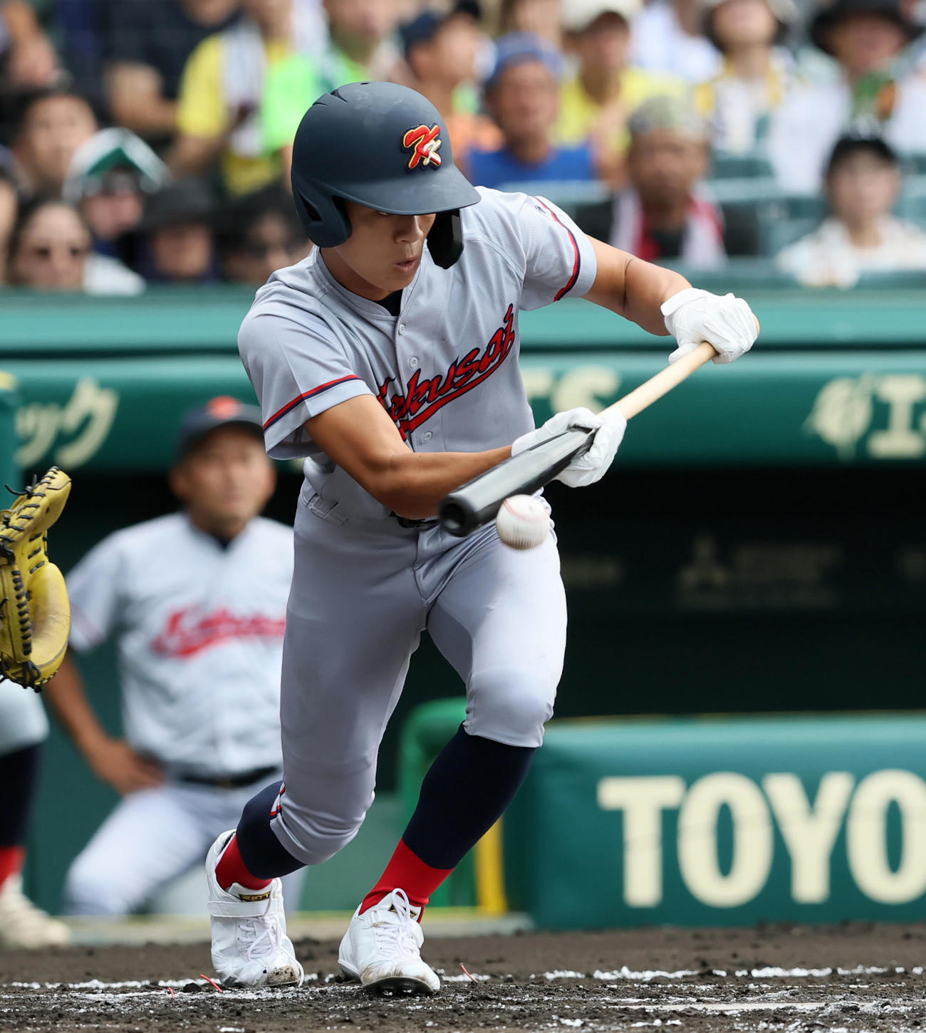 京都国際対健大高崎　1回裏京都国際1死一、三塁、清水は先制のセーフティースクイズを決める（撮影・加藤哉）