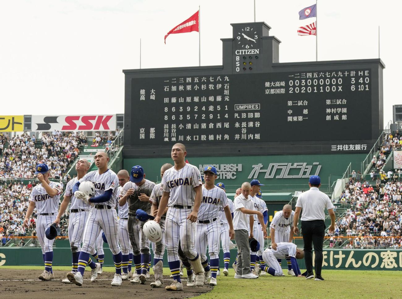 京都国際に敗れた健大高崎ナイン（共同）