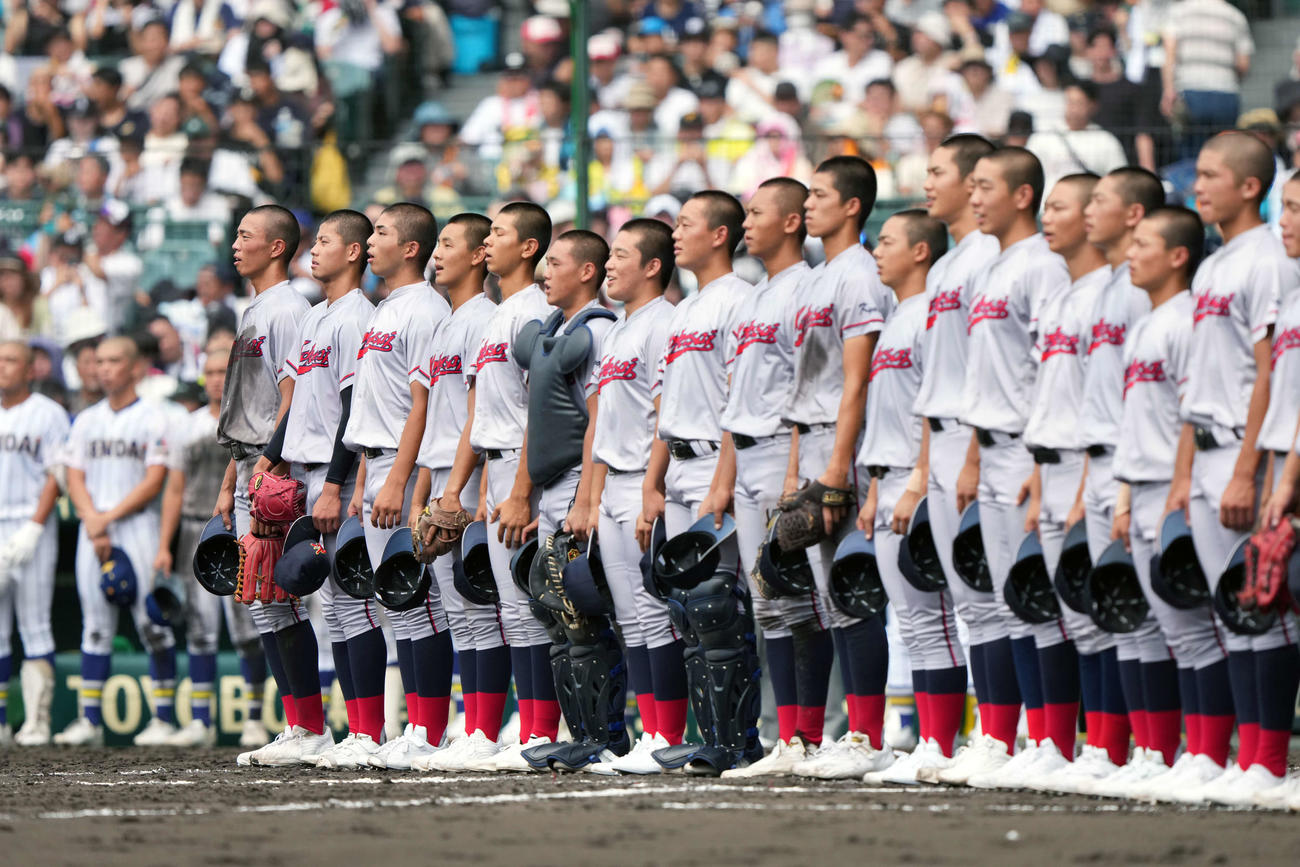 健大高崎対京都国際　健大高崎に勝利し校歌を歌う京都国際ナイン（撮影・小島史椰）
