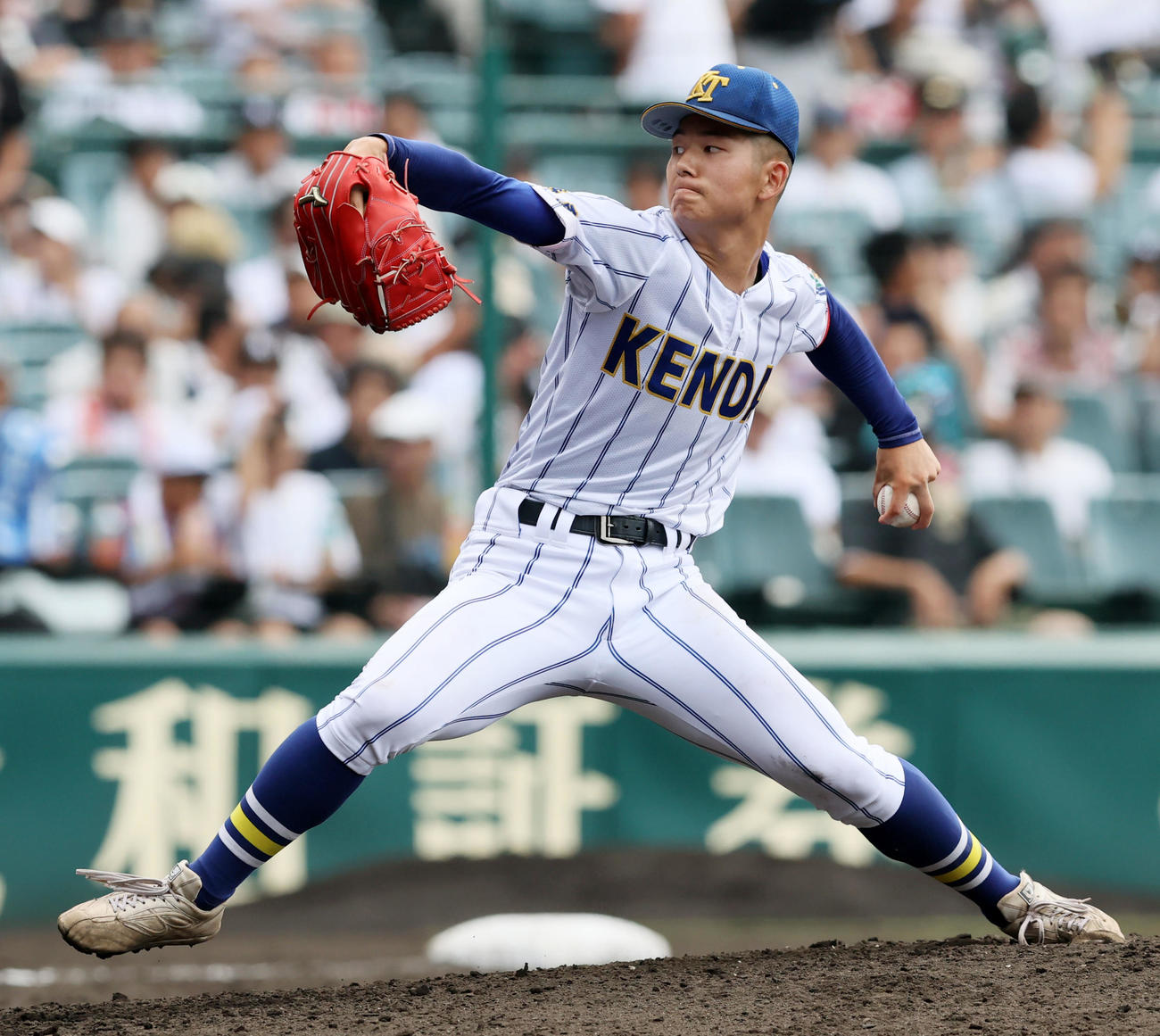 京都国際対健大高崎　健大高崎3番手で登板する佐藤（撮影・加藤哉）