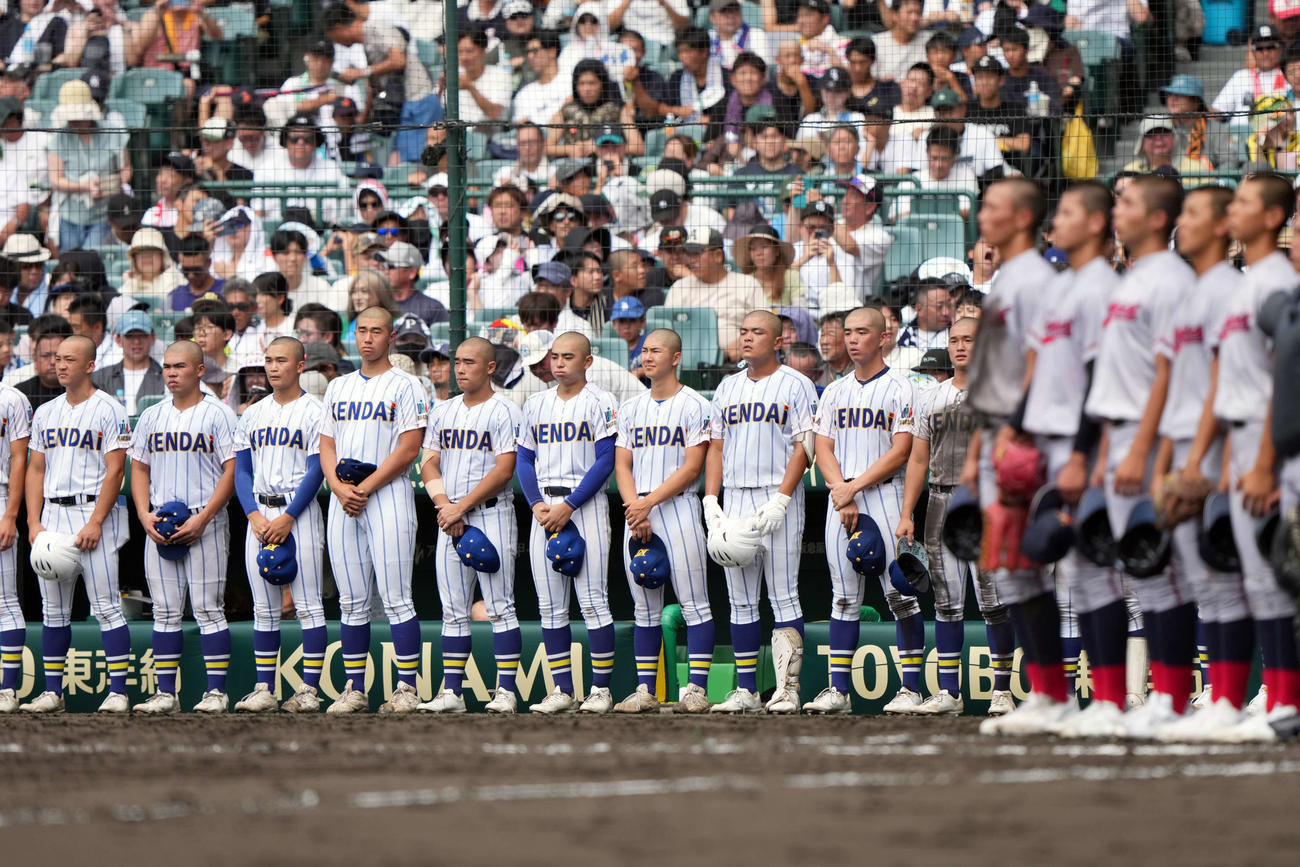 健大高崎対京都国際　京都国際に敗れガックリする健大高崎ナイン（撮影・小島史椰）