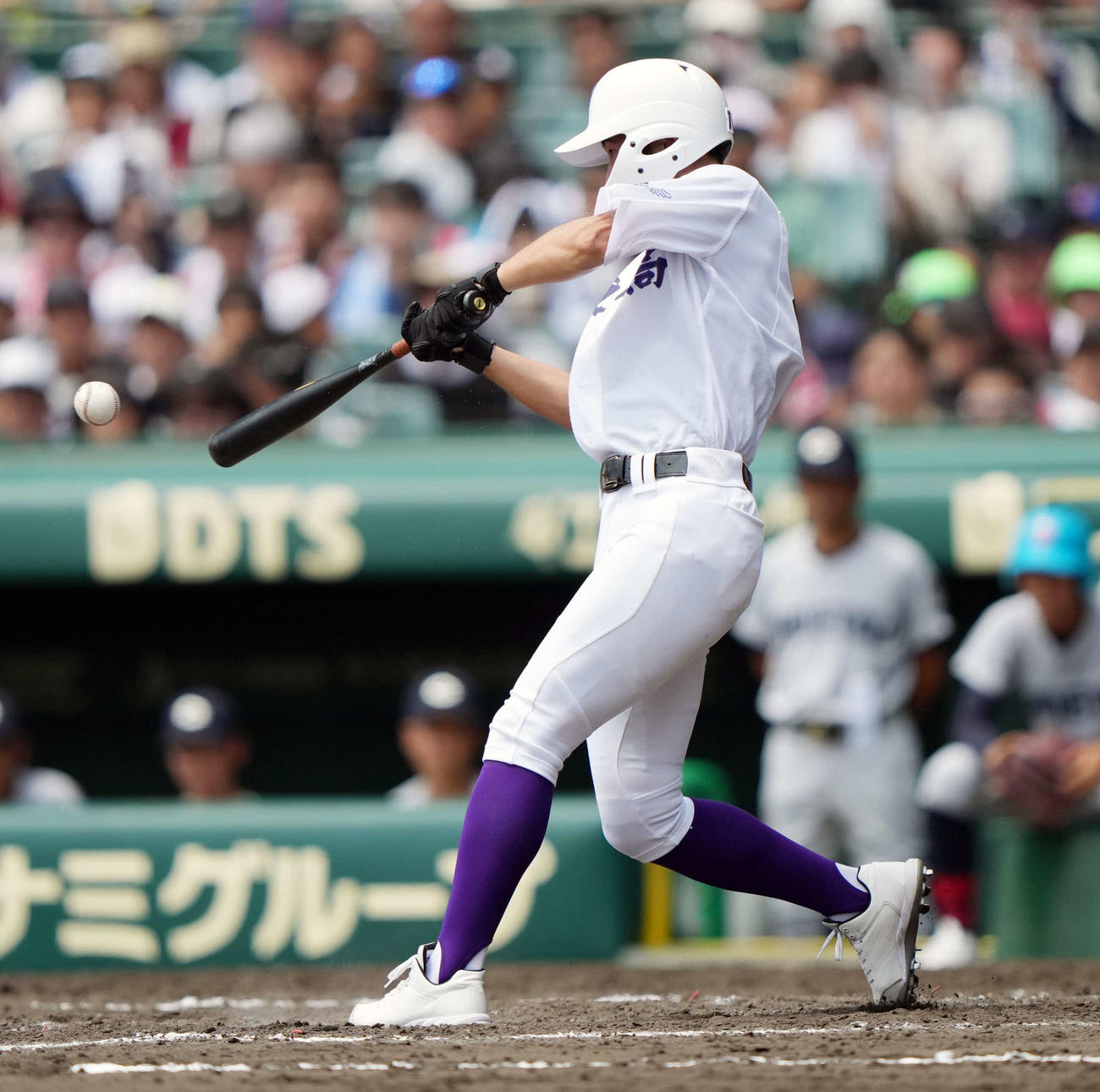 中越対関東第一　5回裏関東第一2死一、二塁、勝ち越し左前適時二塁打を放つ大沢（撮影・小島史椰）
