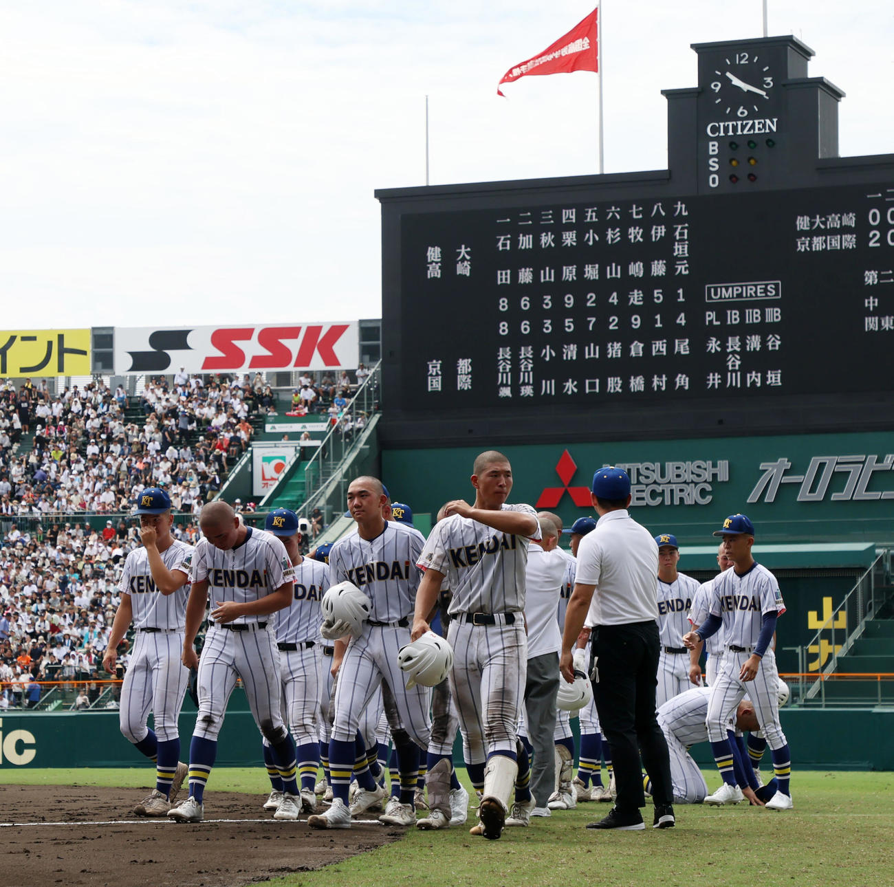 京都国際対健大高崎　京都国際に敗れアルプススタンドへあいさつし引き揚げる健大高崎・石垣元（左から4人目）らナイン（撮影・加藤哉）