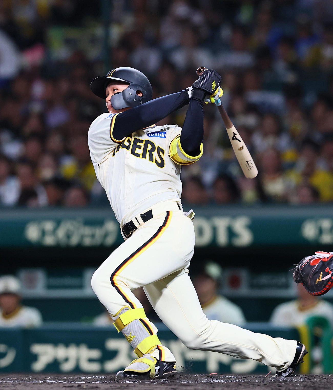 広島戦で左中間に二塁打を放つ森下翔太＝25年7月30日、阪神甲子園球場
